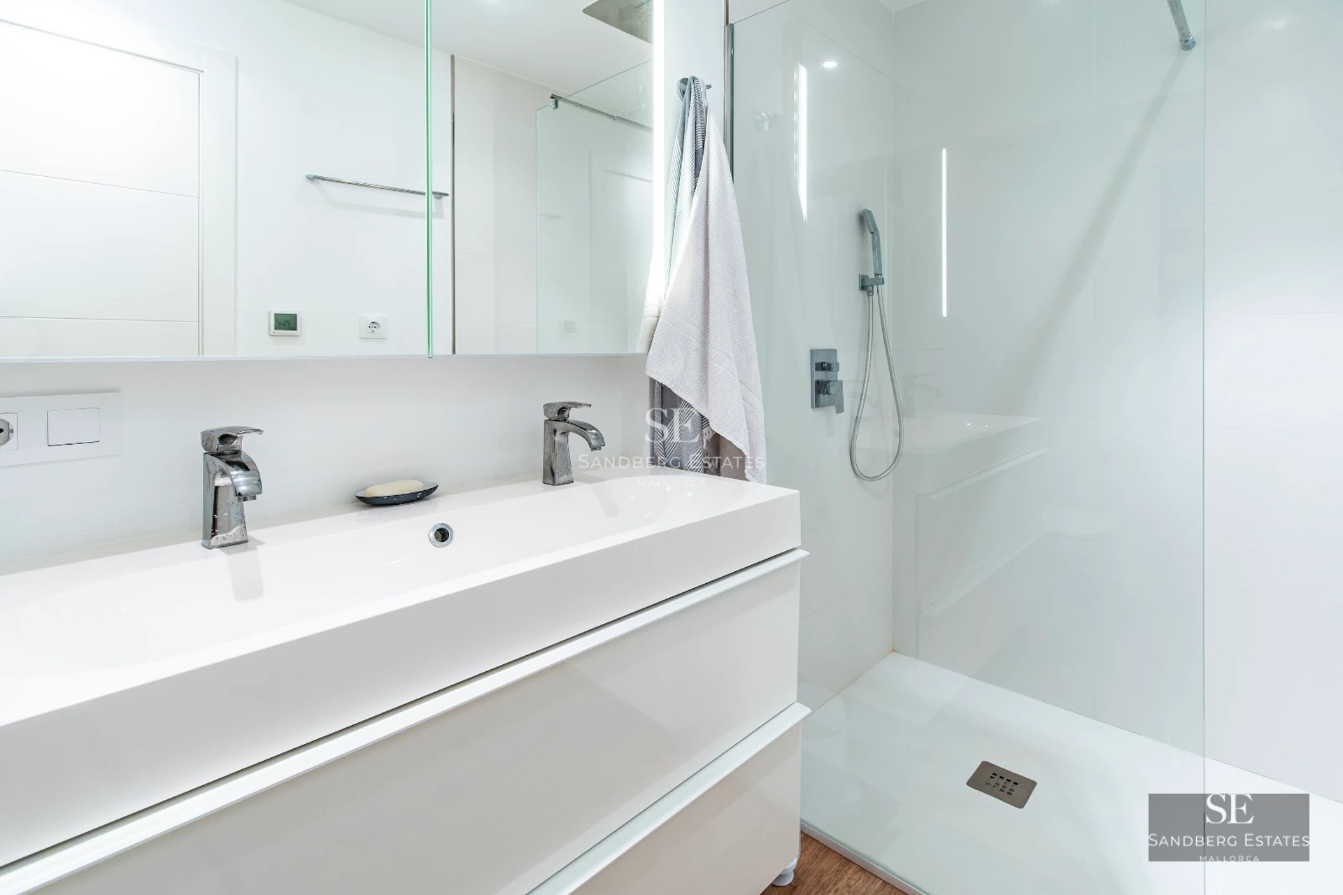 Image of a luxury villa with infinity pool, surrounded by lush vegetation. Modern and elegant design with large windows and terraces.