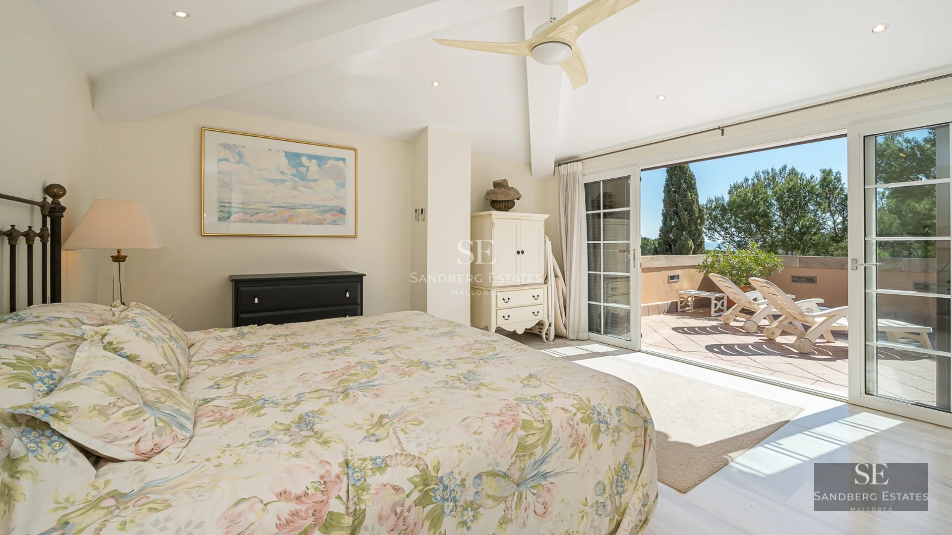 Bright living room with infinity pool access. Panoramic windows, modern design, light wood floors. Elegant and relaxing atmosphere.