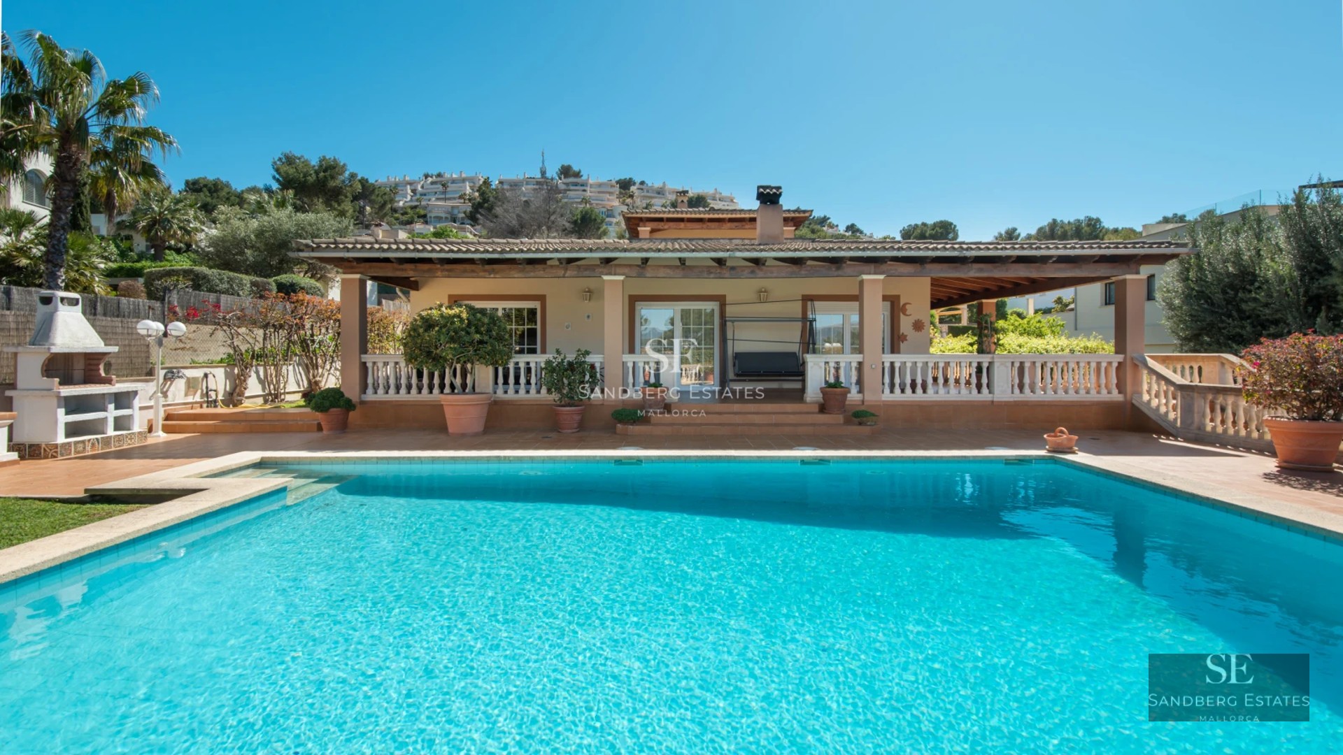 Spacious living room with floor-to-ceiling windows, sea view and balcony. Modern, bright design with luxury furniture. Ideal for living or investment.