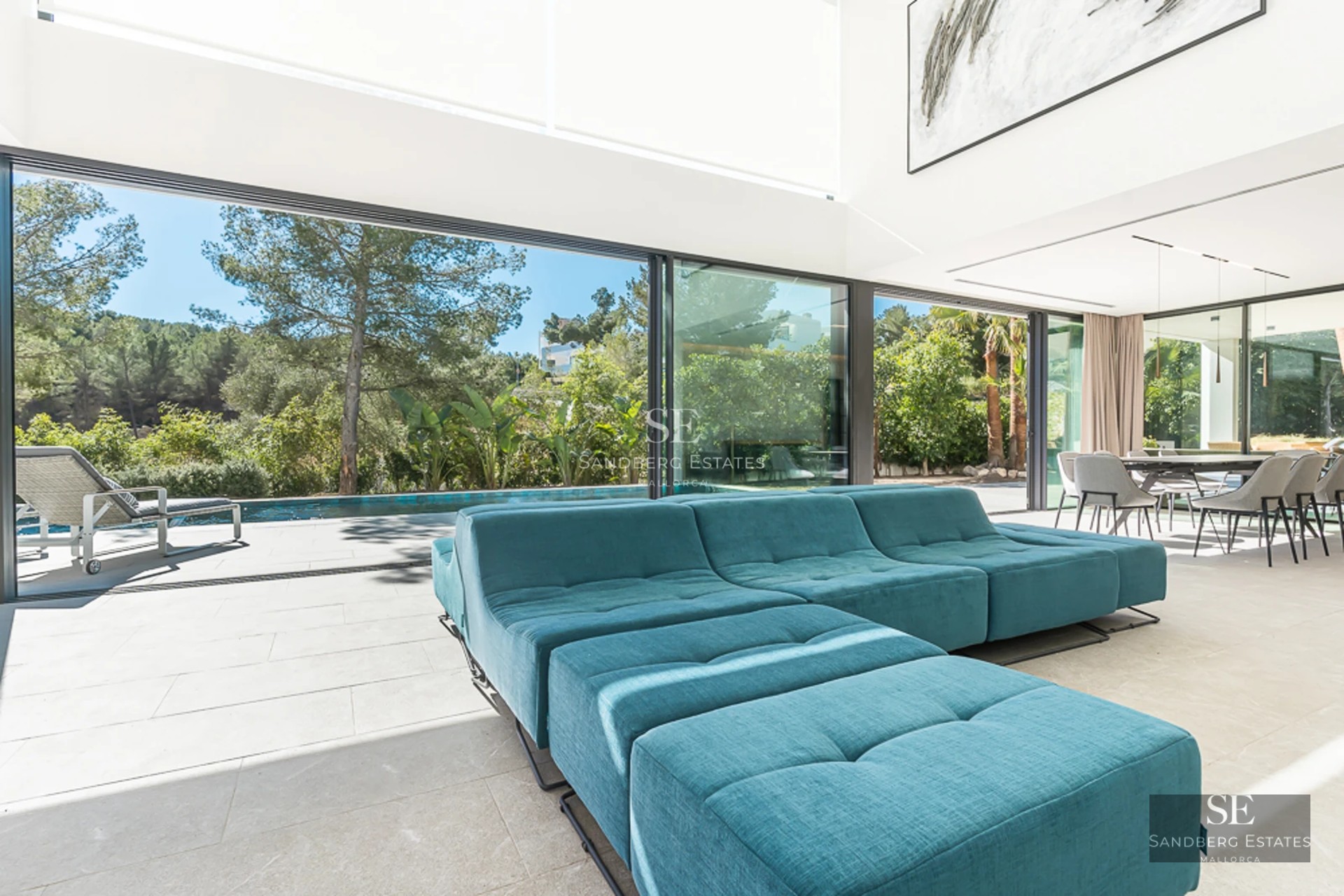 Vue aérienne d'une villa moderne avec piscine à débordement, jardin paysager, terrasses spacieuses et architecture minimaliste. Détails de l'aménagement paysager et du design extérieur.