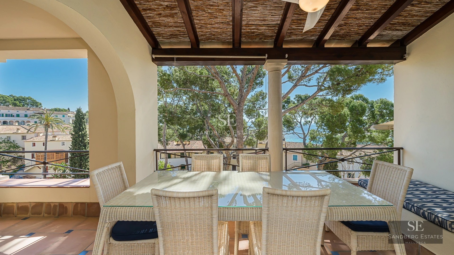 Exterior view of a modern villa with an infinity pool. Minimalist design, large windows, and lush garden. Luxury and comfort.