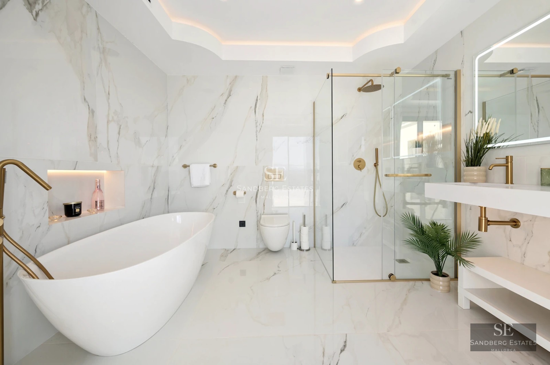 Image of a luxurious residence with a pool, surrounded by greenery. Modern and minimalist architecture with large windows.