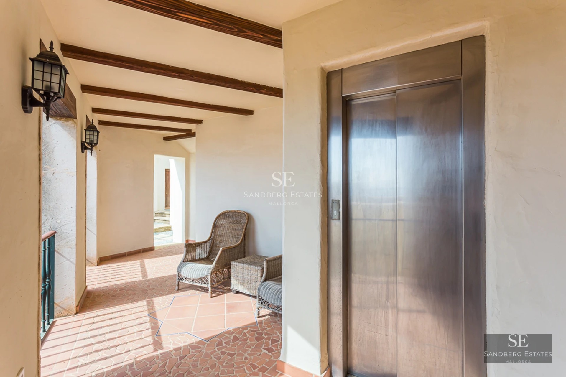 Grand salon avec baies vitrées, cheminée moderne et canapés design. Éclairage naturel et palette de couleurs neutres. Élégant et lumineux.
