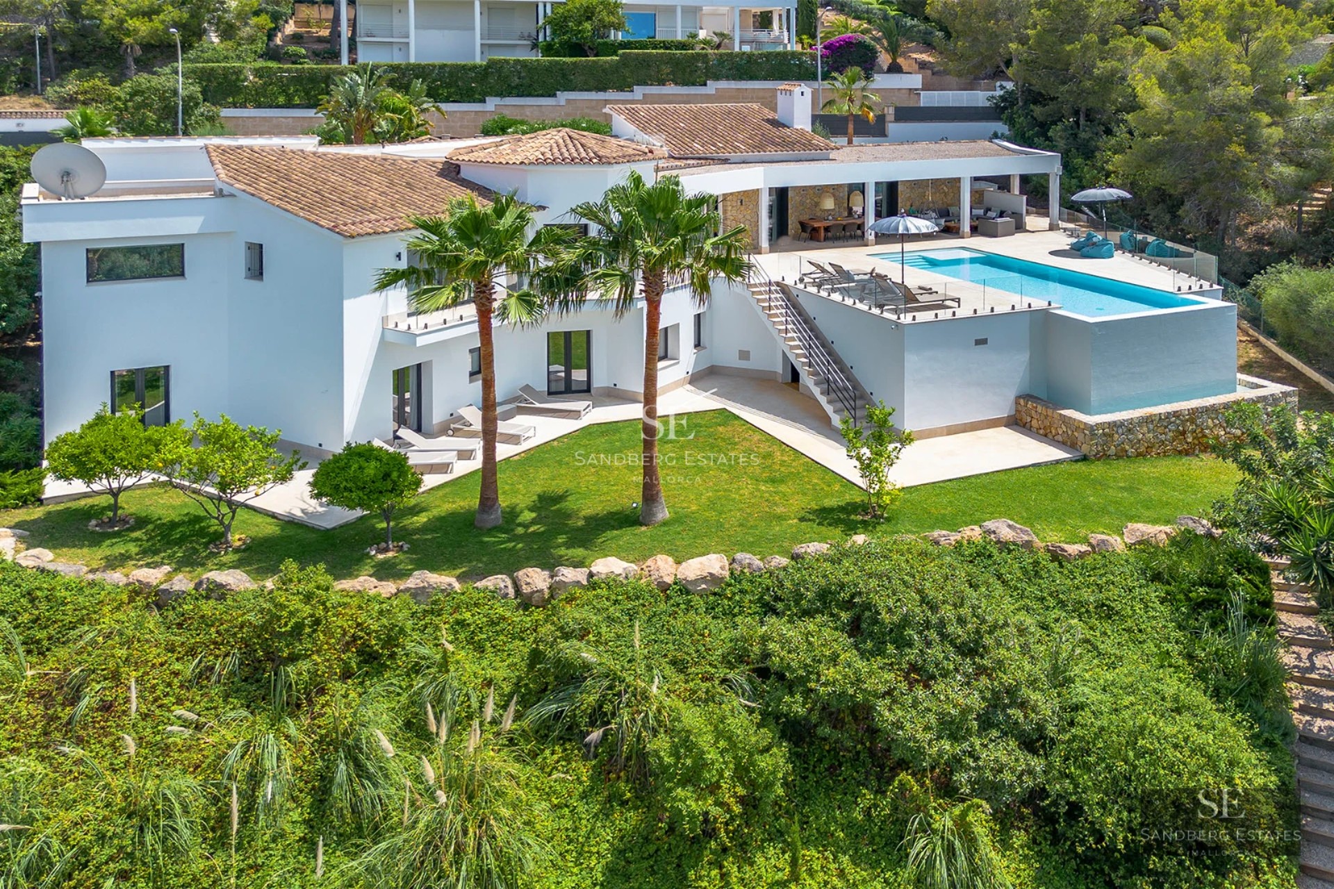 Exterior view of a modern house with a pool. Minimalist design, large windows and manicured landscaping. Luxury and comfort.