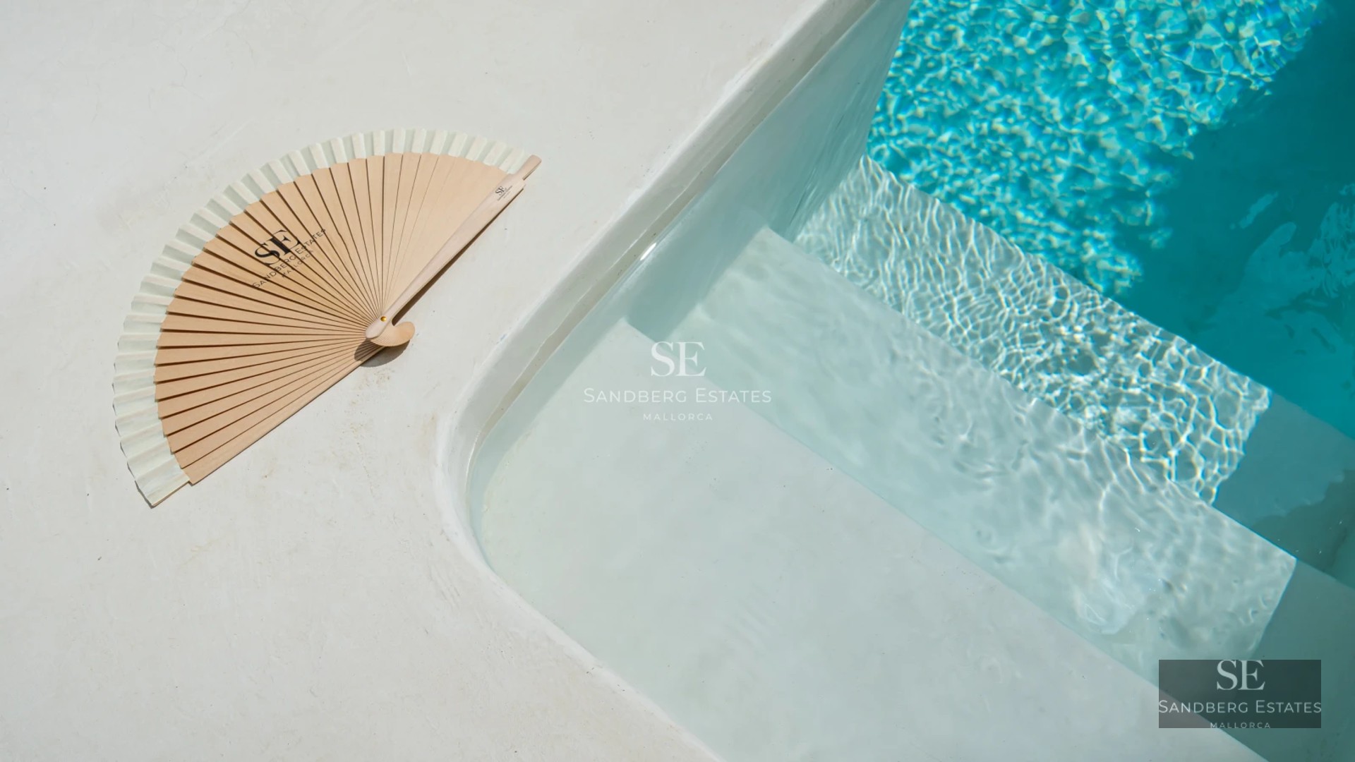 View of modern living room with pool and garden. Large windows, minimalist design, and natural light. Elegance and comfort.