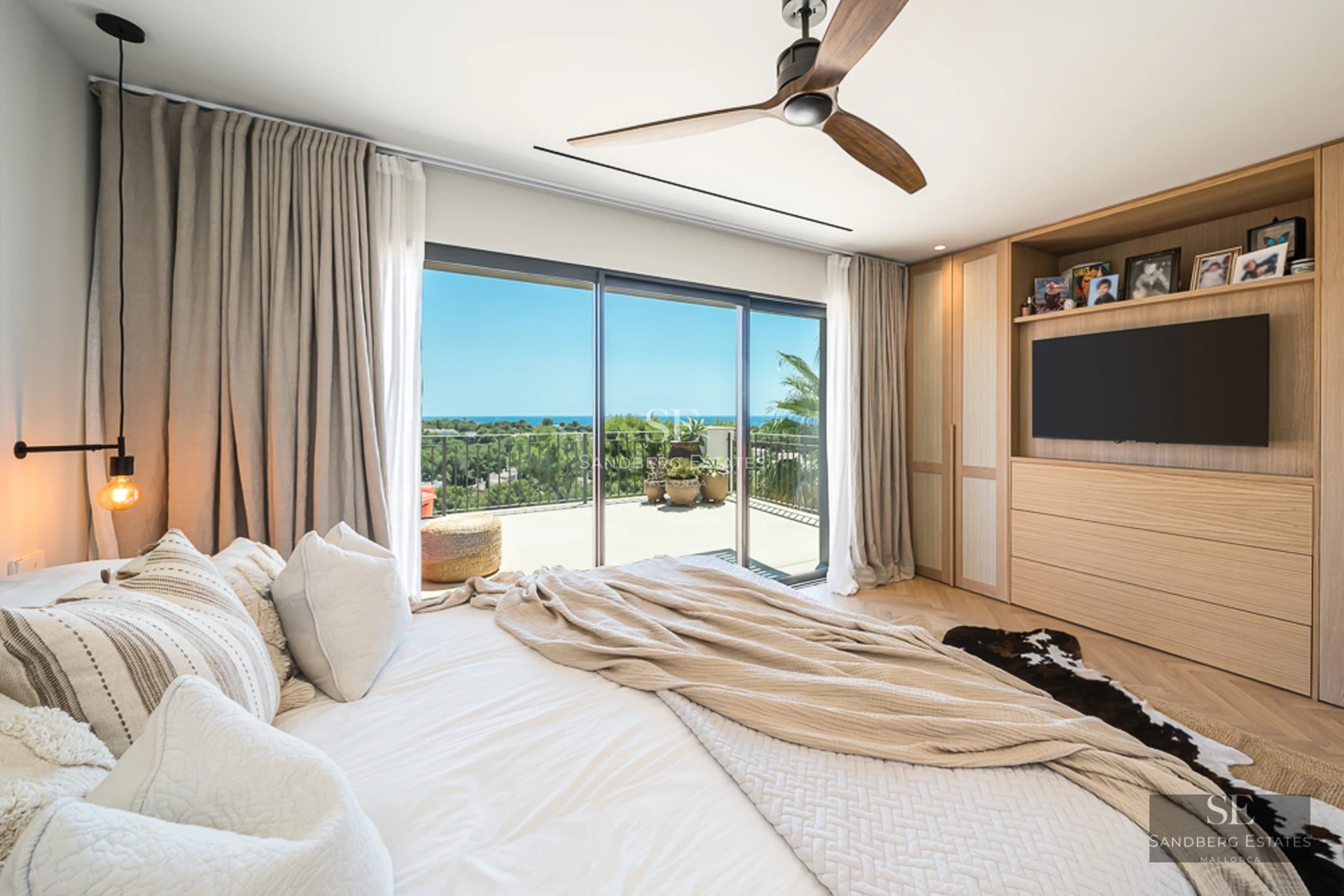 Vue extérieure d'une maison moderne avec piscine, jardin luxuriant et large baie vitrée illuminant l'intérieur. Design élégant et contemporain.