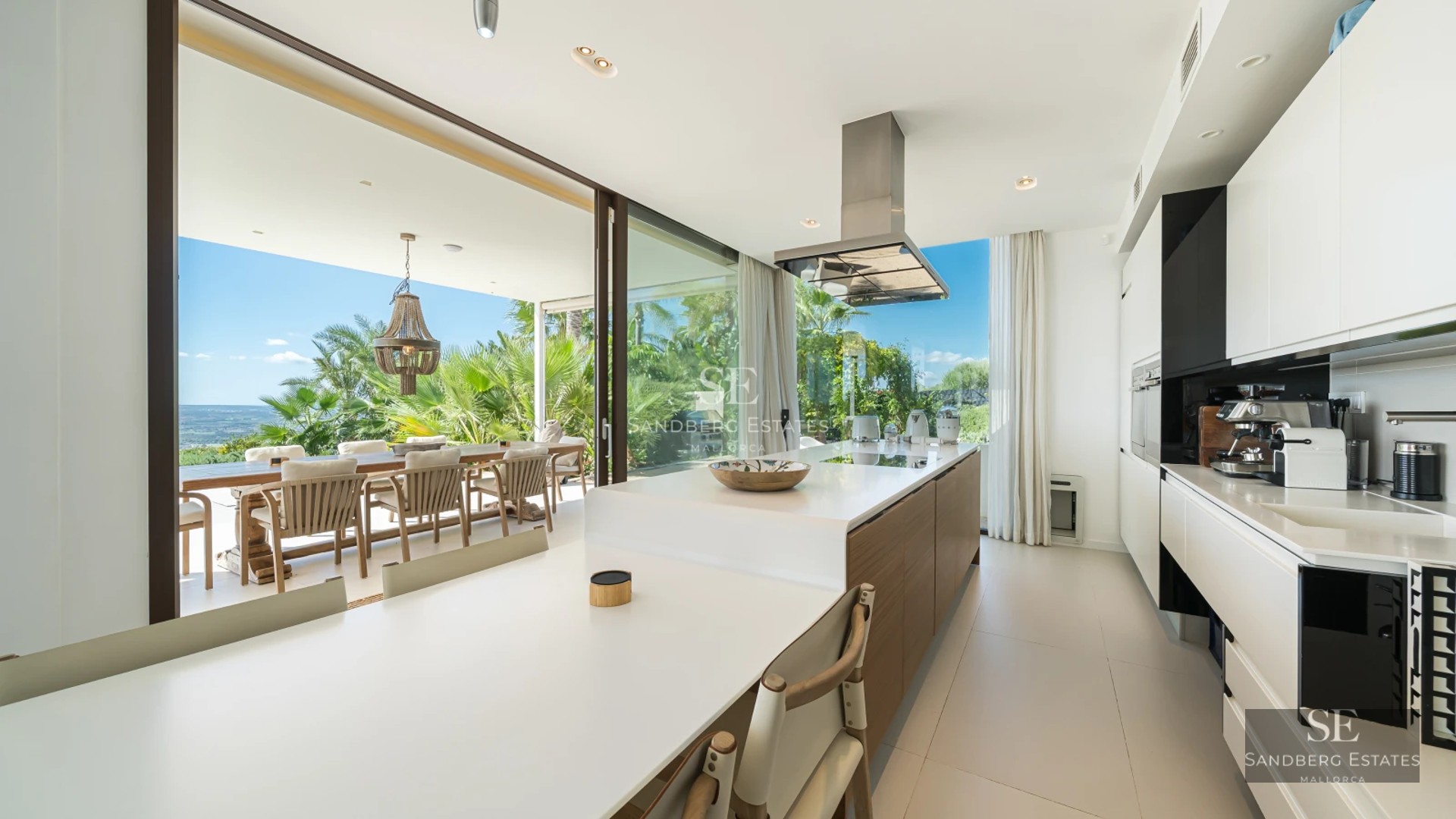 Exterior view of a luxury villa with swimming pool, lush garden and modern architecture. Ideal for families and entertaining.