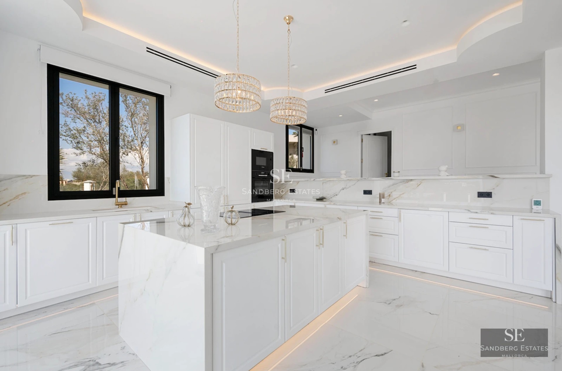 View of a modern swimming pool with sun loungers, parasol, and a luxurious two-story house in the background. Minimalist and elegant design.