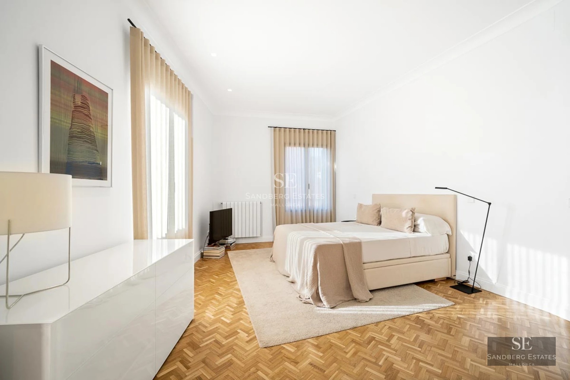 Bright interior view. Large windows, living room with fireplace, minimalist décor. Wooden floors, light rug. Cozy and modern atmosphere.