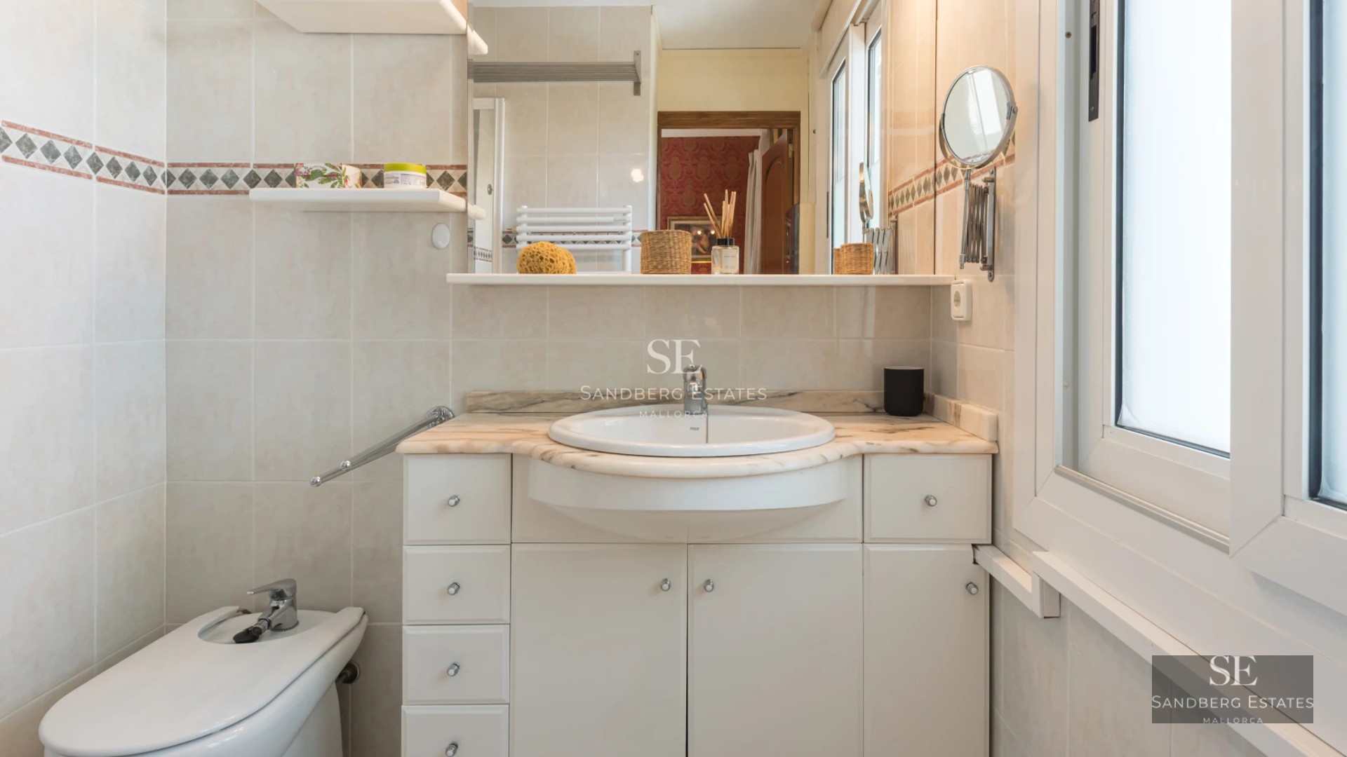 Spacious, bright living room with large windows, access to terrace with pool. Modern and elegant design. High-quality finishes.