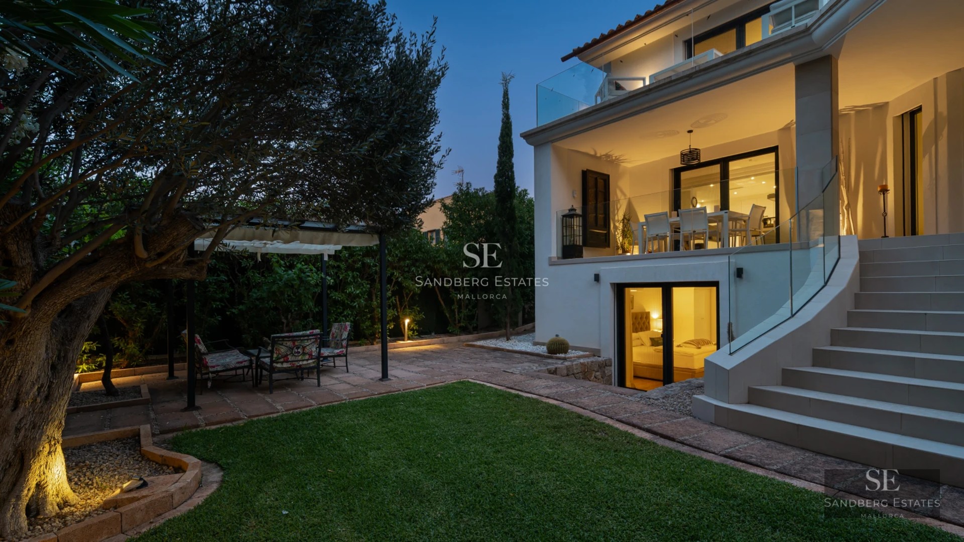 Exterior view of a modern house with pool. Minimalist architecture, large windows, and lush garden. Elegant and contemporary design.