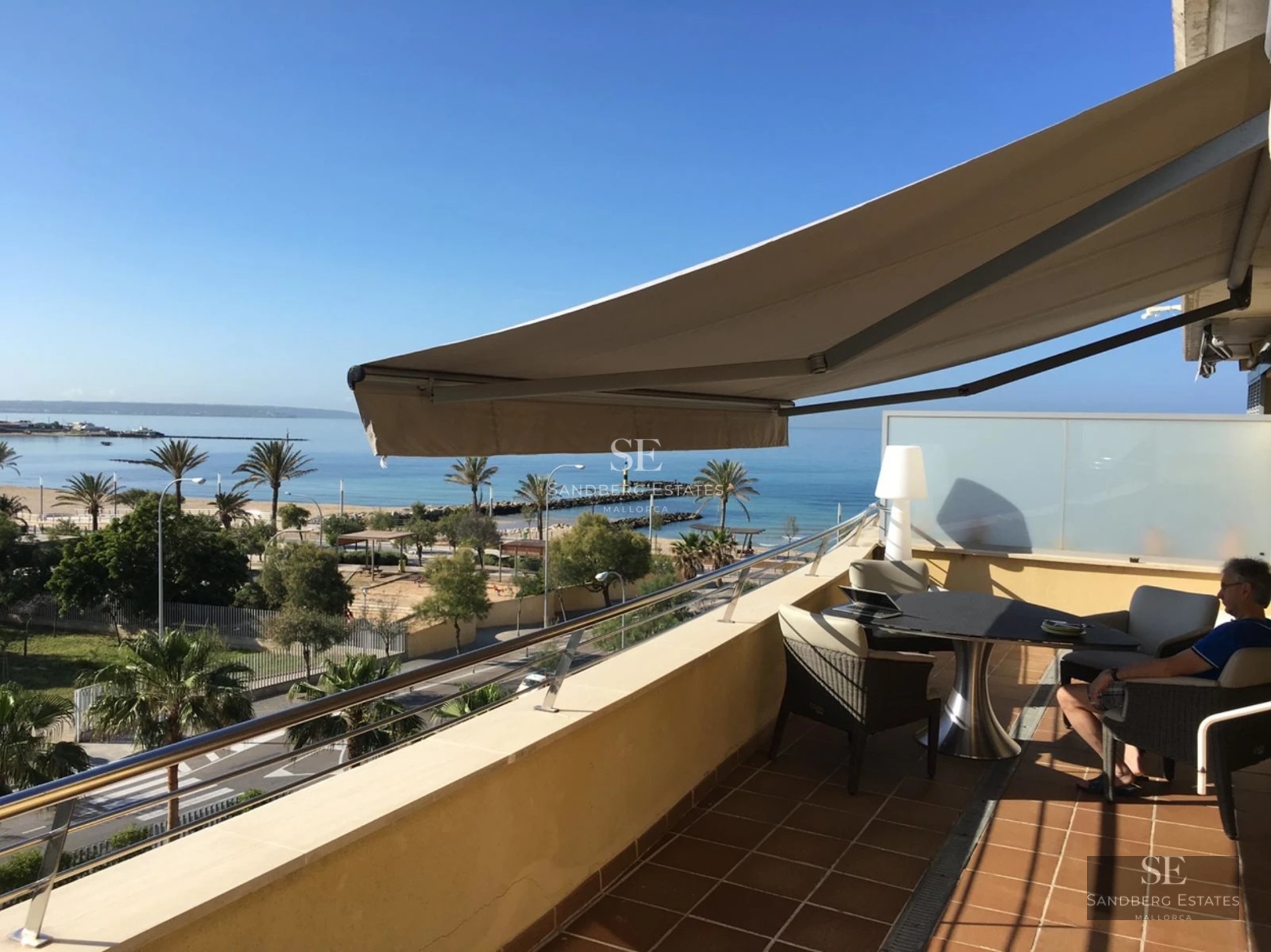 Vaste terrasse avec piscine à débordement et vue panoramique. Design moderne avec mobilier élégant et jardins luxuriants.