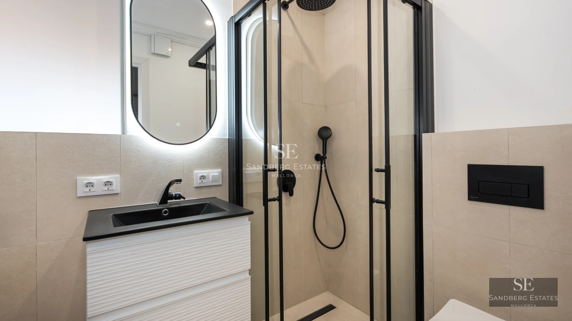 View of a modern design pool, surrounded by greenery and minimalist architecture. Natural lighting and high-quality finishes.