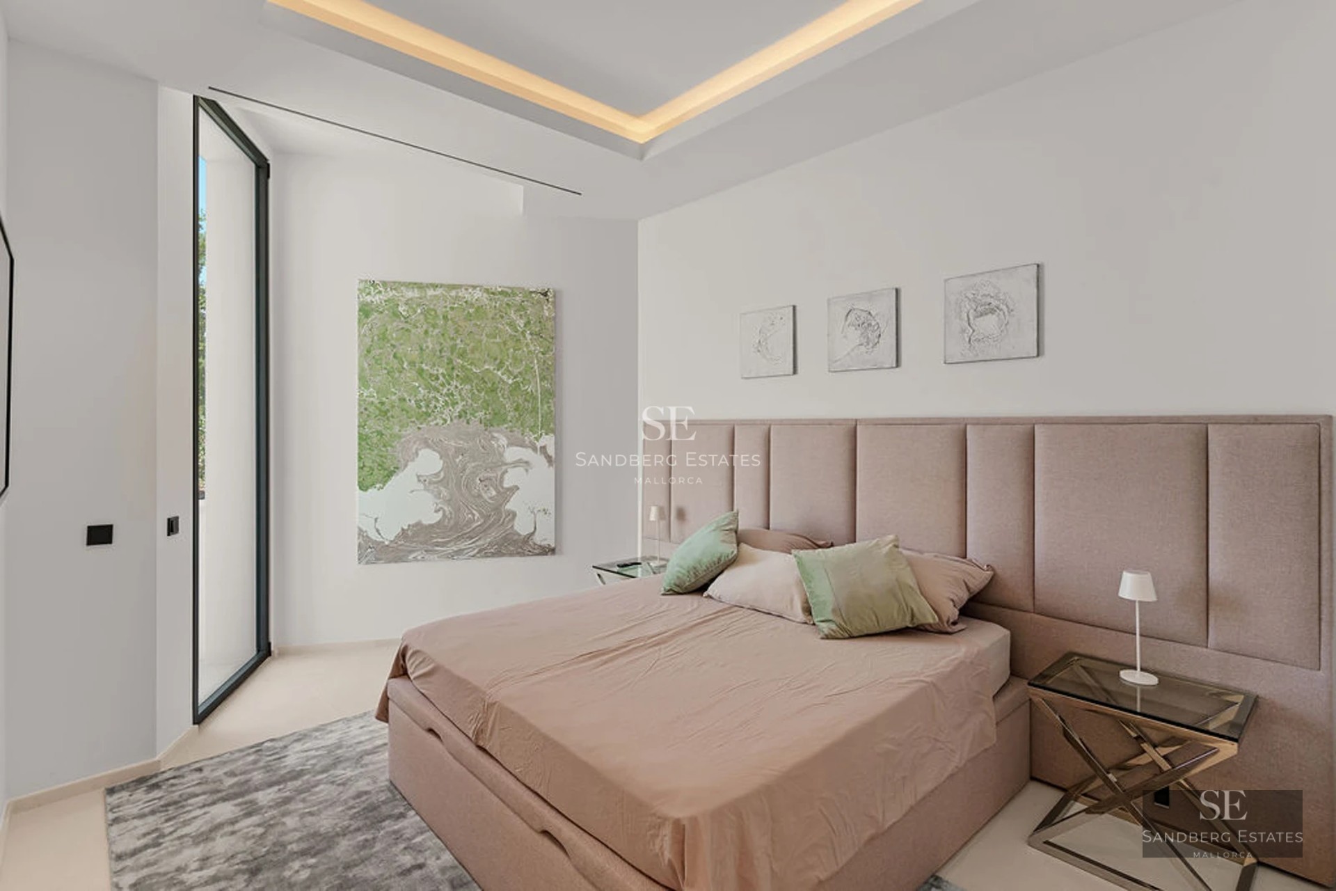 Image of a modern pool with a lush garden. Elegant design, reflective pool. Ideal for relaxation and outdoor entertainment.