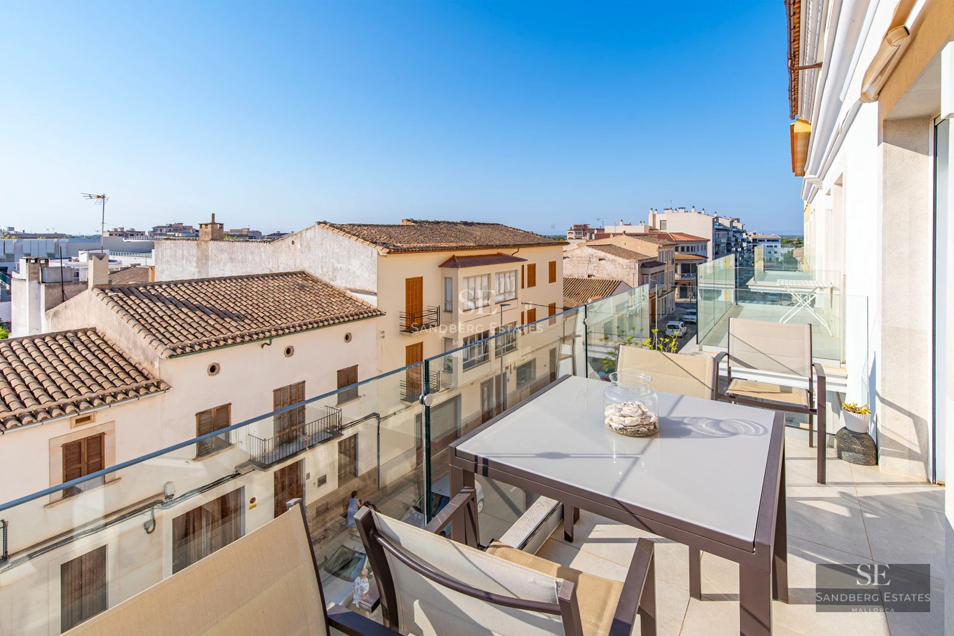 Exterior of a modern villa featuring an infinity pool, lush greenery, and expansive terraces. Minimalist and elegant architectural design.