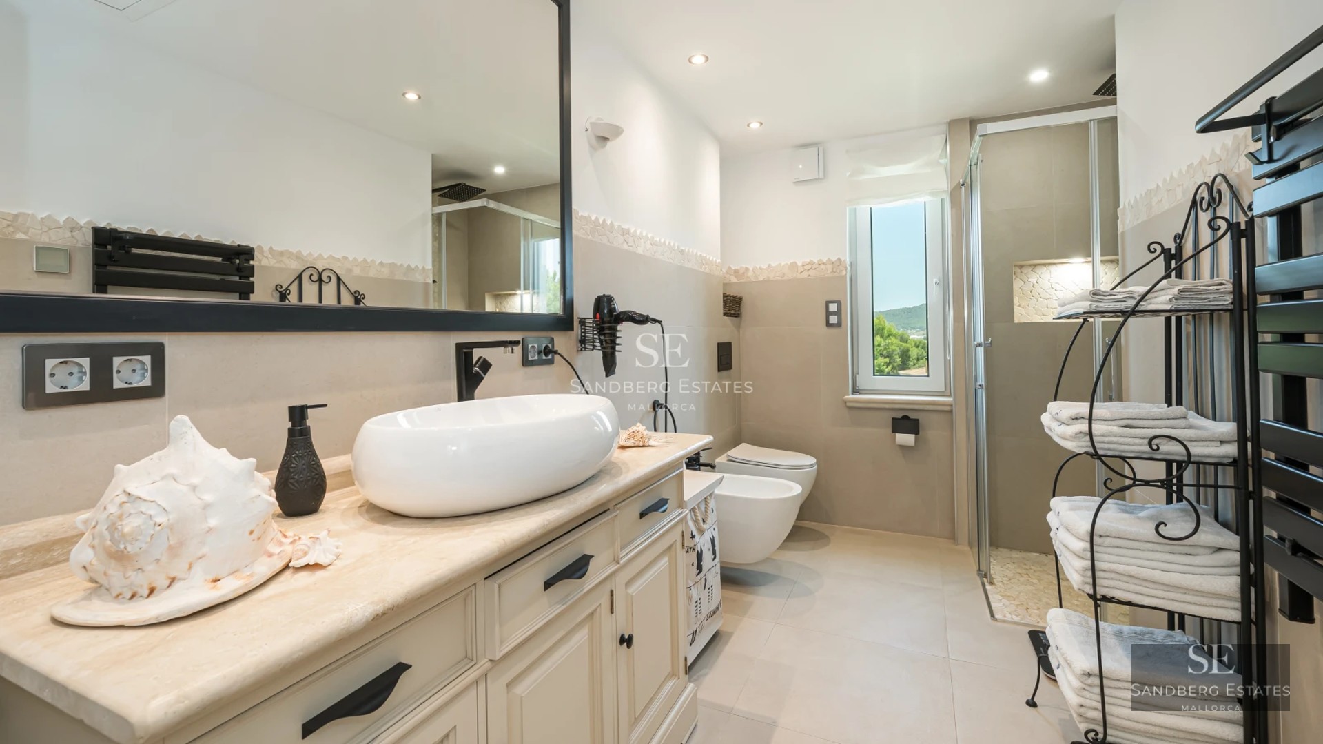 Spacious terrace with infinity pool and panoramic sea views. Modern architecture with high-quality finishes and elegant furnishings.