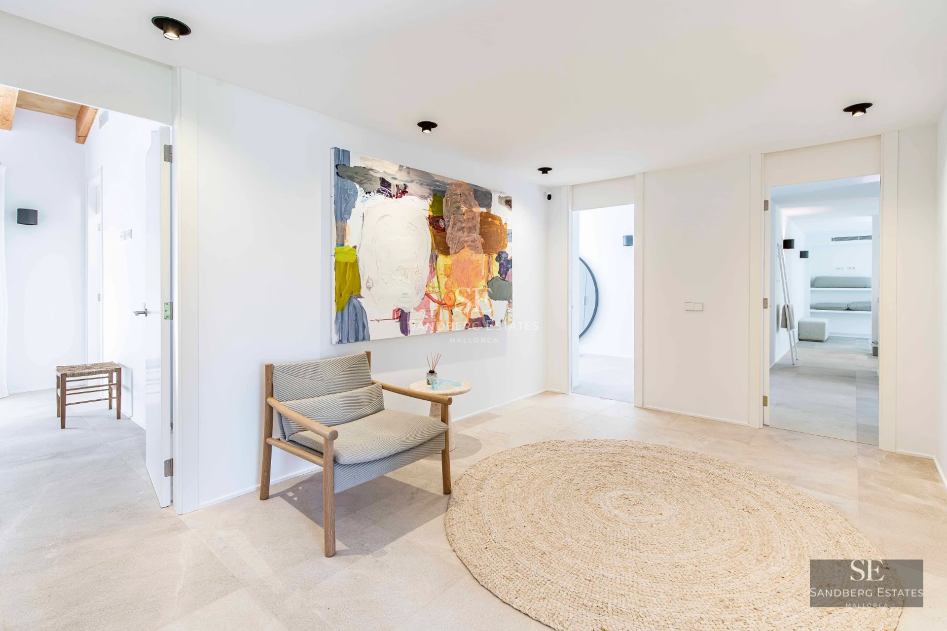 Exterior view of a modern villa with infinity pool, lush garden and minimalist architecture. Luxury and elegance in every detail.