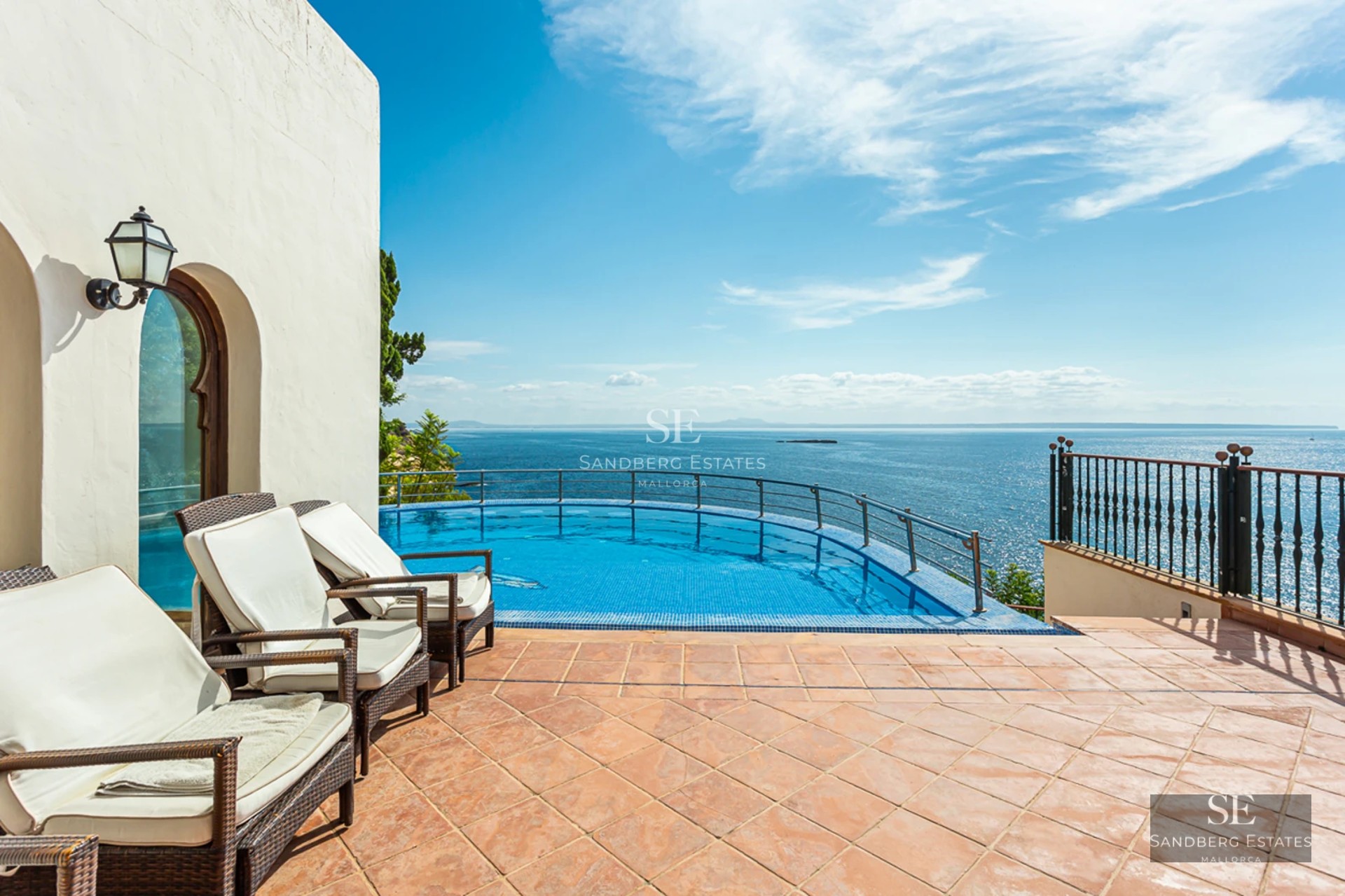 Vue panoramique d'une villa luxueuse avec piscine, jardin et architecture moderne. Grandes baies vitrées et design minimaliste.