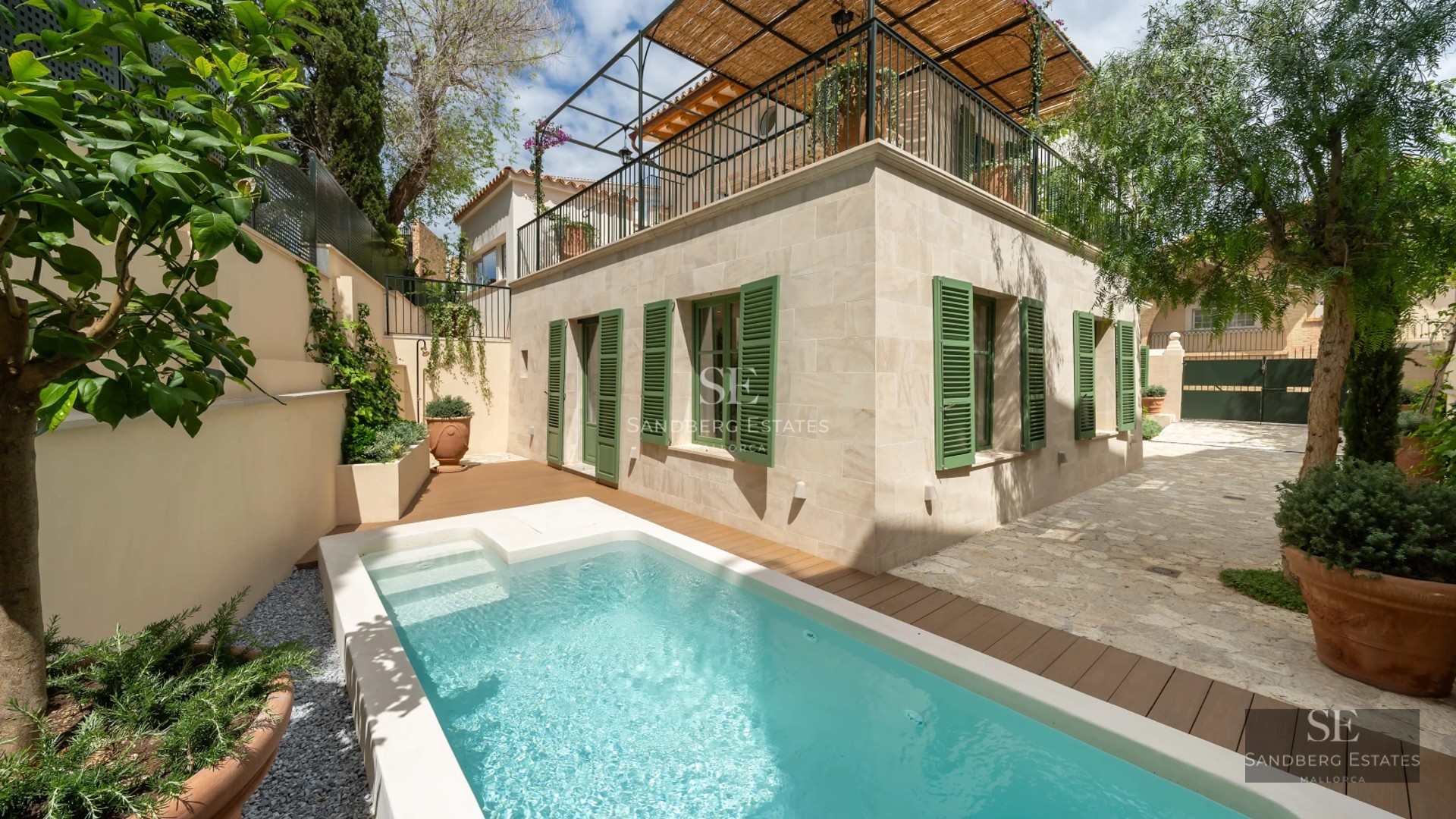 Expansive terrace with infinity pool, sun loungers, and panoramic sea views. Modern and minimalist design. Ambient lighting.