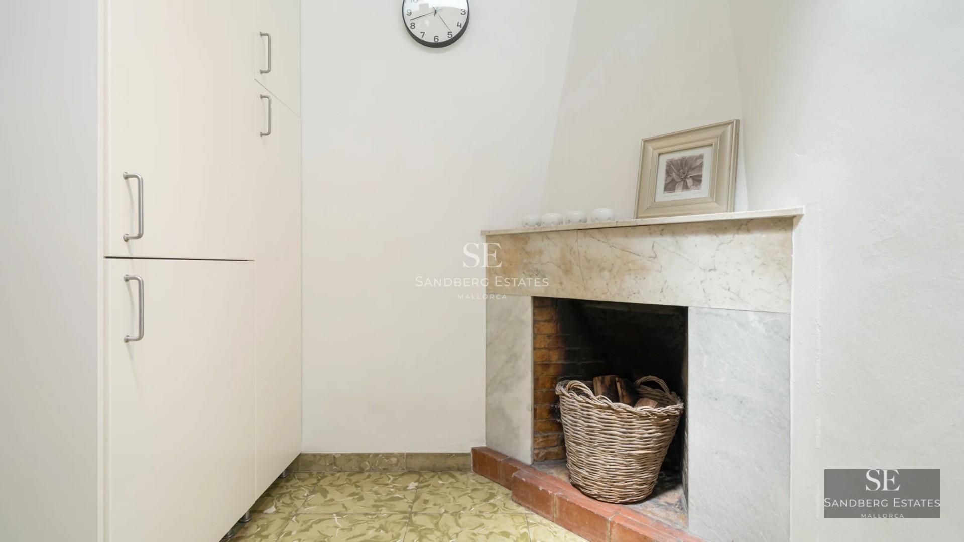 Spacious infinity pool. Modern design. Lush garden. Ideal for enjoying the sun and panoramic views.