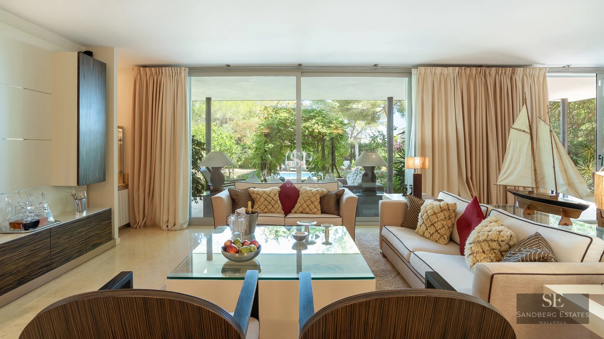 View of a luxurious villa with pool, garden, and modern design. Large windows and high-quality finishes. Warm lighting and relaxing atmosphere.