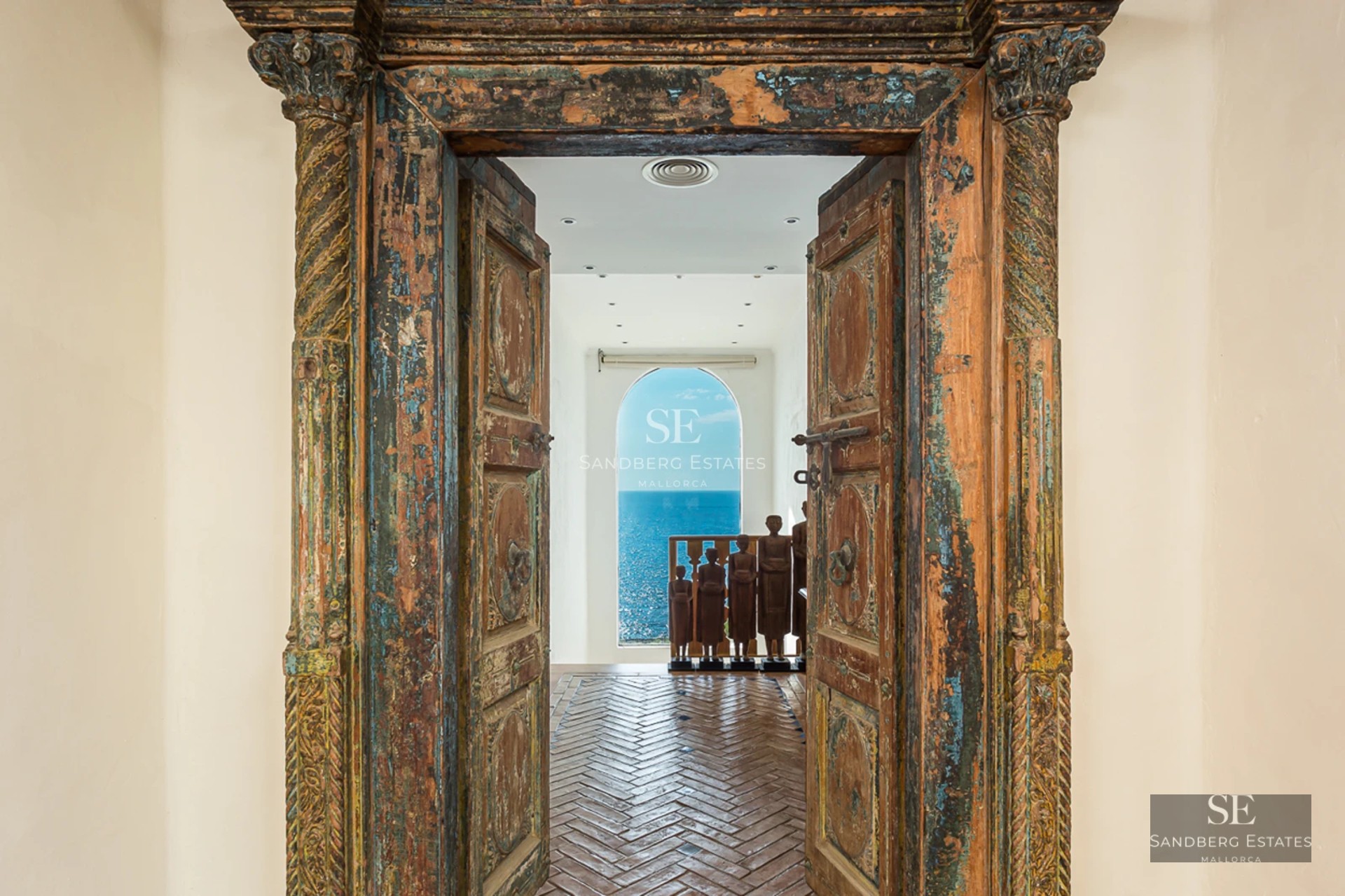 Façade moderne avec piscine réfléchissante, grandes fenêtres, jardin luxuriant et design minimaliste. Éclairage ambiant.