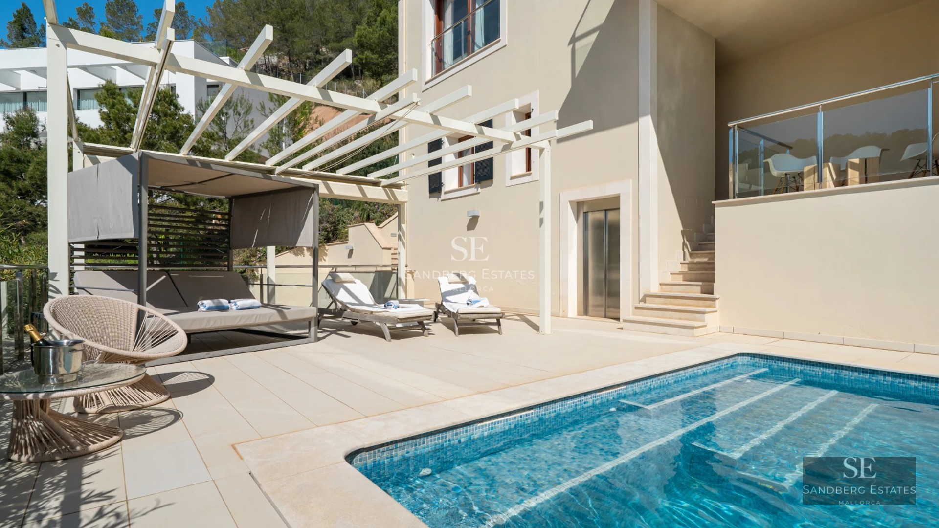 Bright penthouse featuring expansive windows, sea-view terrace, modern design, and high-quality finishes. Elegant and spacious.