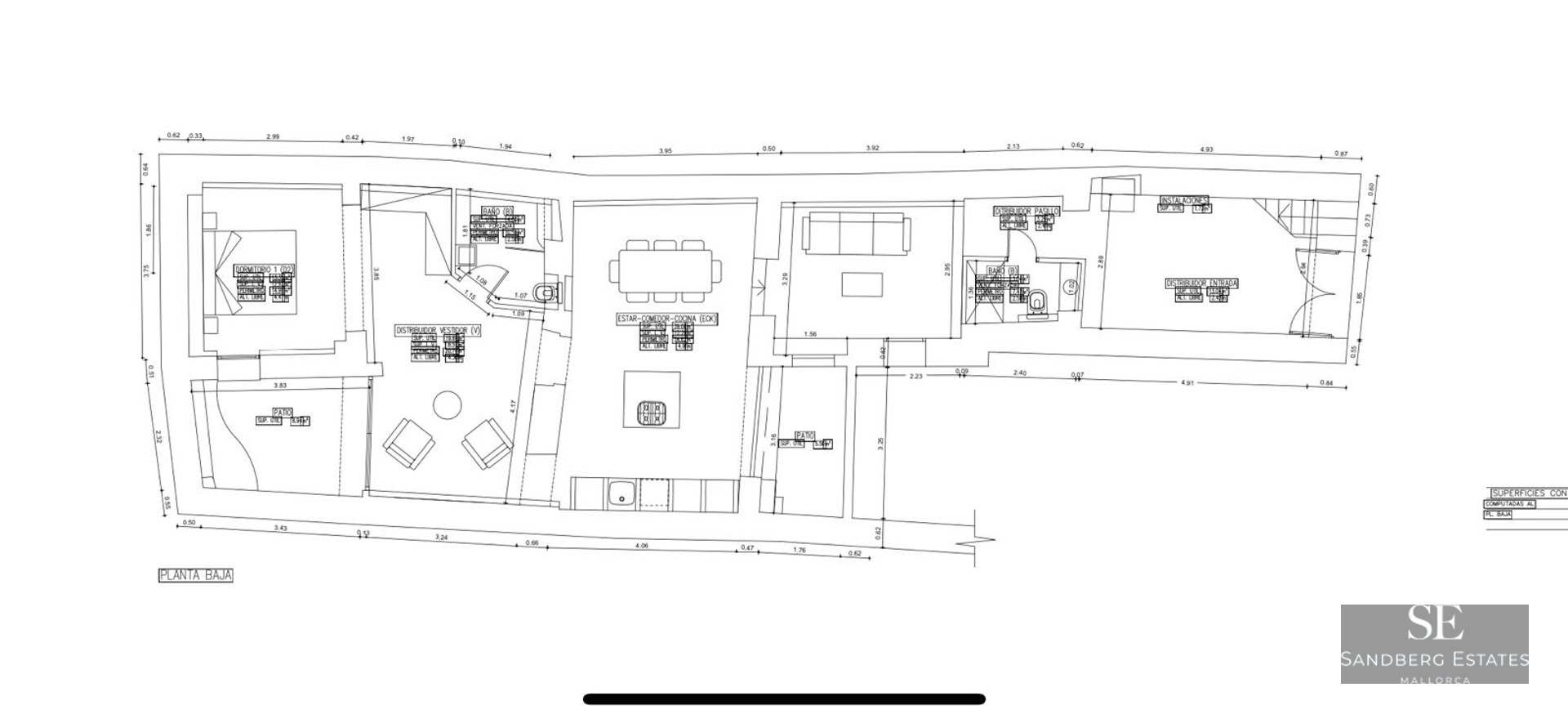 Plan d'architecte du rez-de-chaussée montrant la disposition des pièces, de la cuisine et des patios.