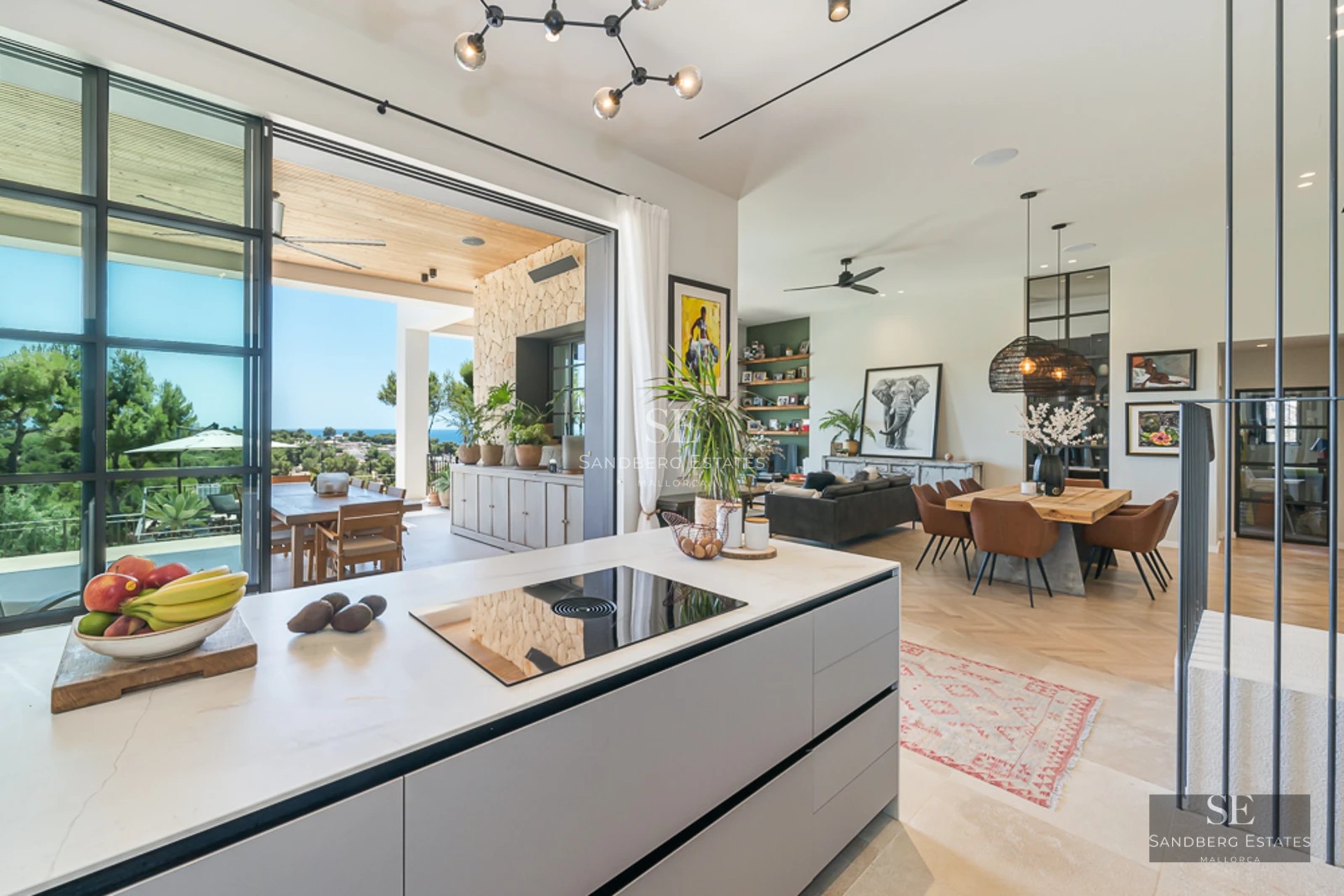 Vaste terrasse avec piscine à débordement, vue panoramique sur la mer, mobilier moderne et design minimaliste. Idéal pour la détente et les loisirs.
