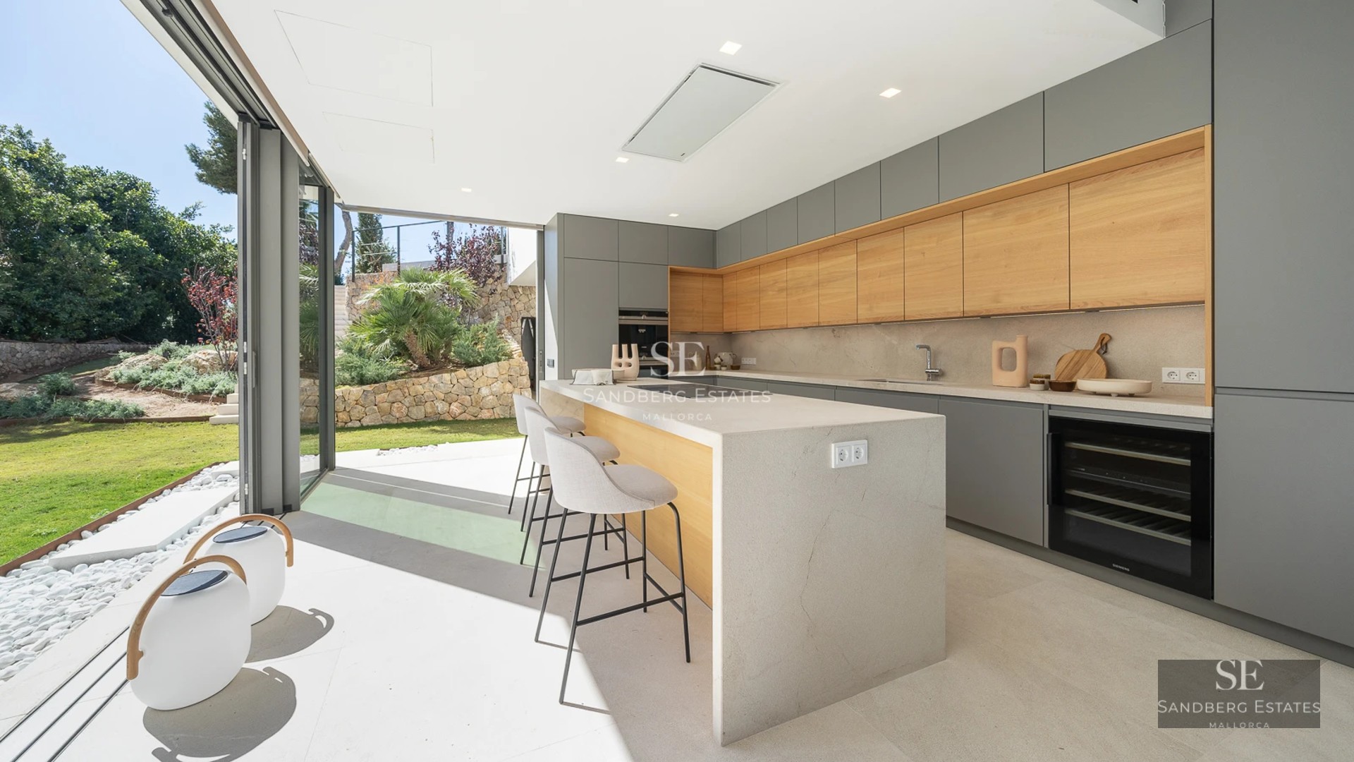 Exterior view of a modern villa with pool, garden and large balcony. Minimalist architecture, elegant design and high-quality finishes.