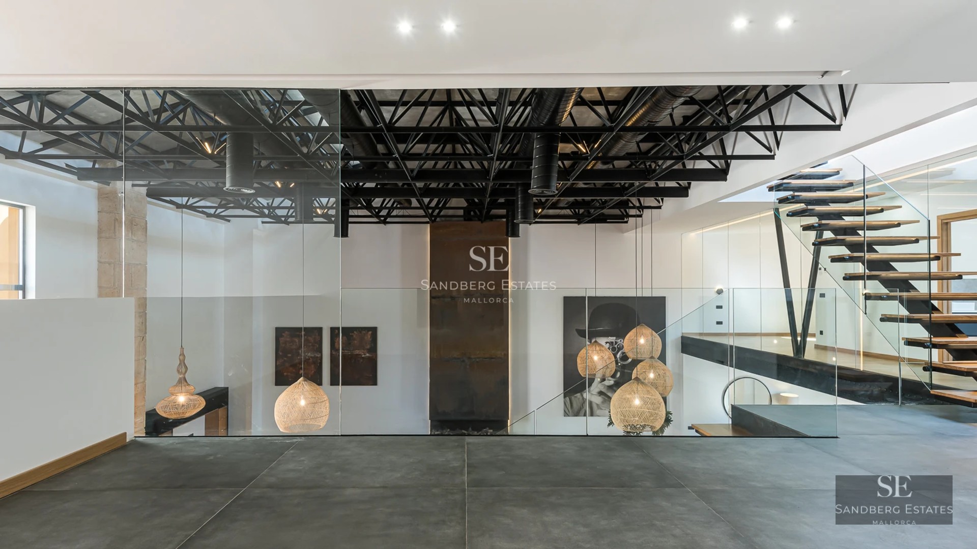 Spacious terrace with infinity pool. Panoramic view, sun deck with loungers and umbrellas. Modern, elegant and relaxing design.