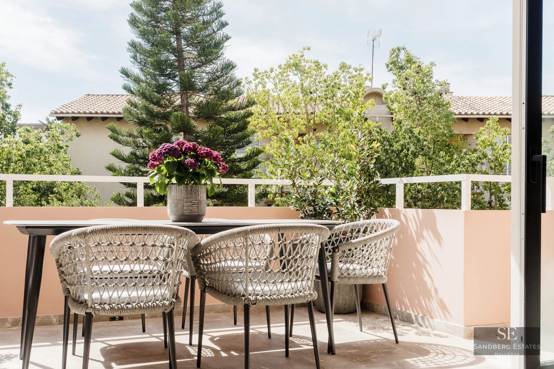 Exterior of a luxurious villa with infinity pool, garden and panoramic views. Modern architecture with spacious terraces and high-quality finishes.