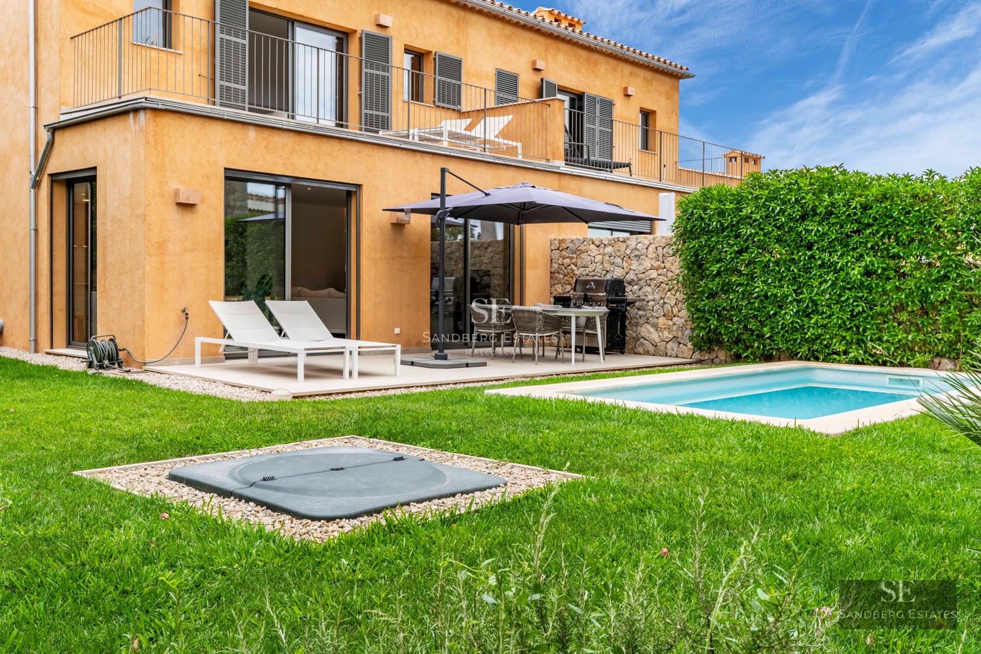 Exterior view of a modern villa featuring an infinity pool, large windows, and lush vegetation. Minimalist and elegant design.
