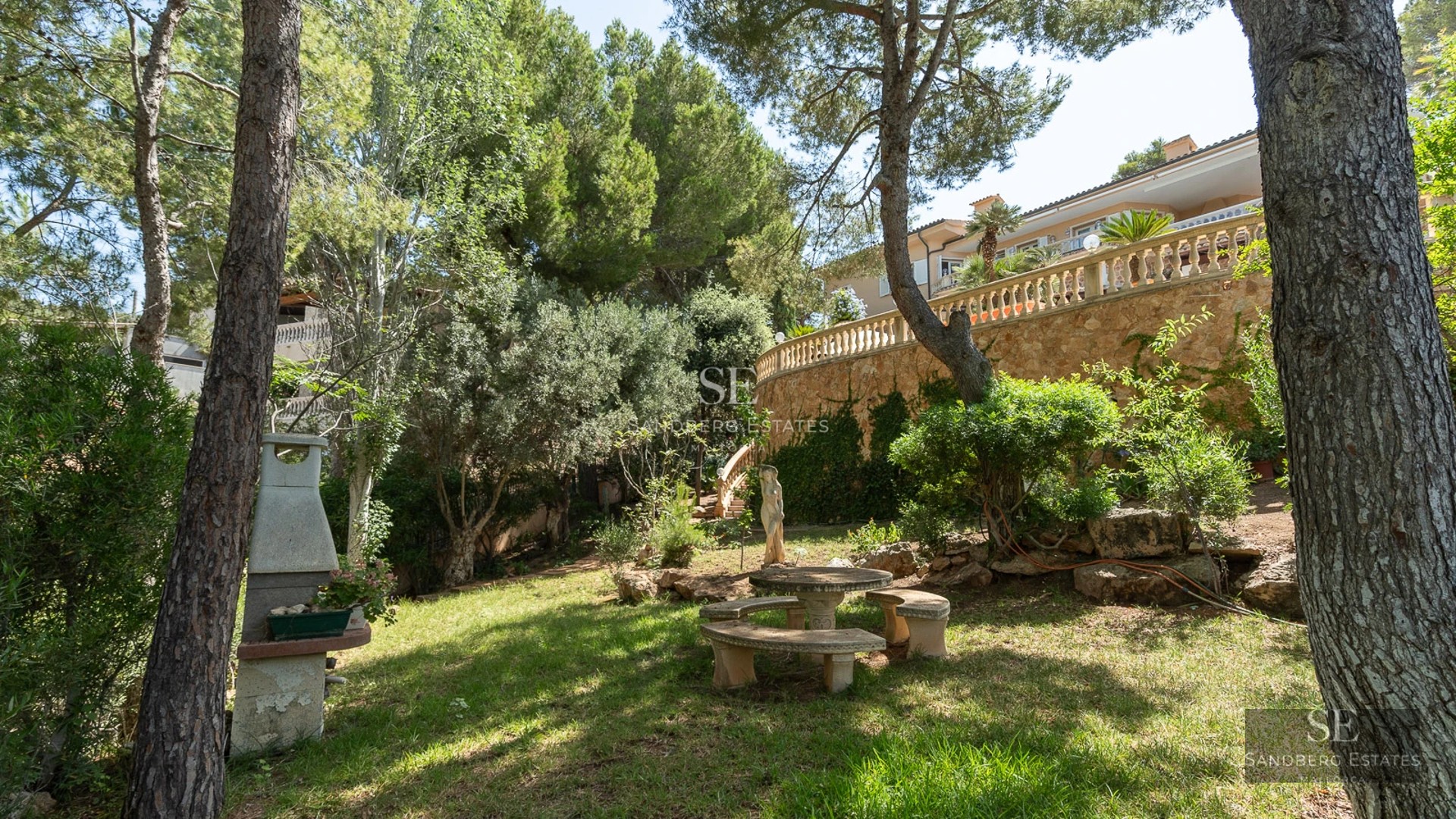 Exterior view of a modern house featuring an infinity pool, lush garden, and minimalist architectural design.