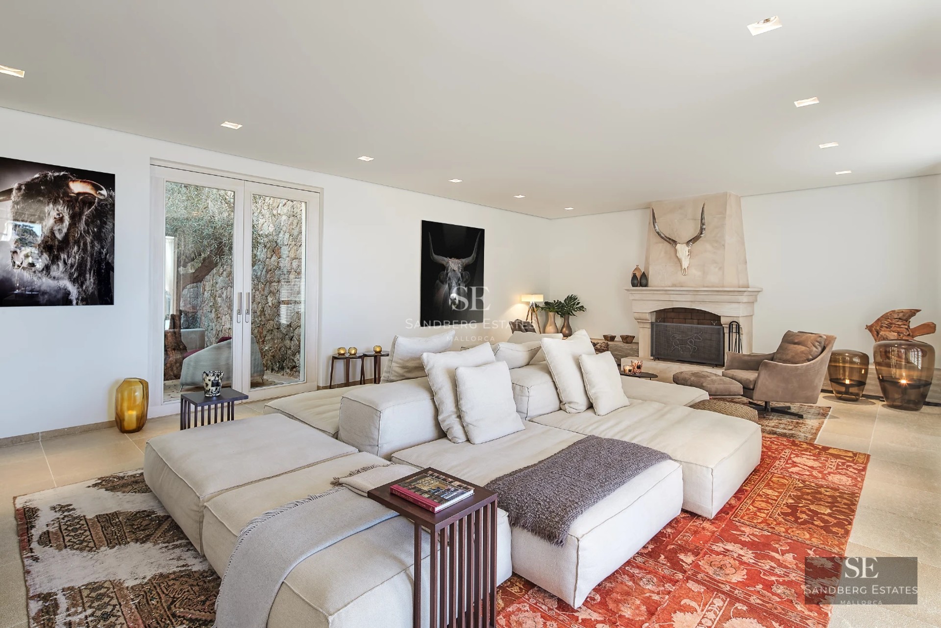 Large infinity pool with stunning panoramic views. Modern design with stylish sun loungers and umbrellas.