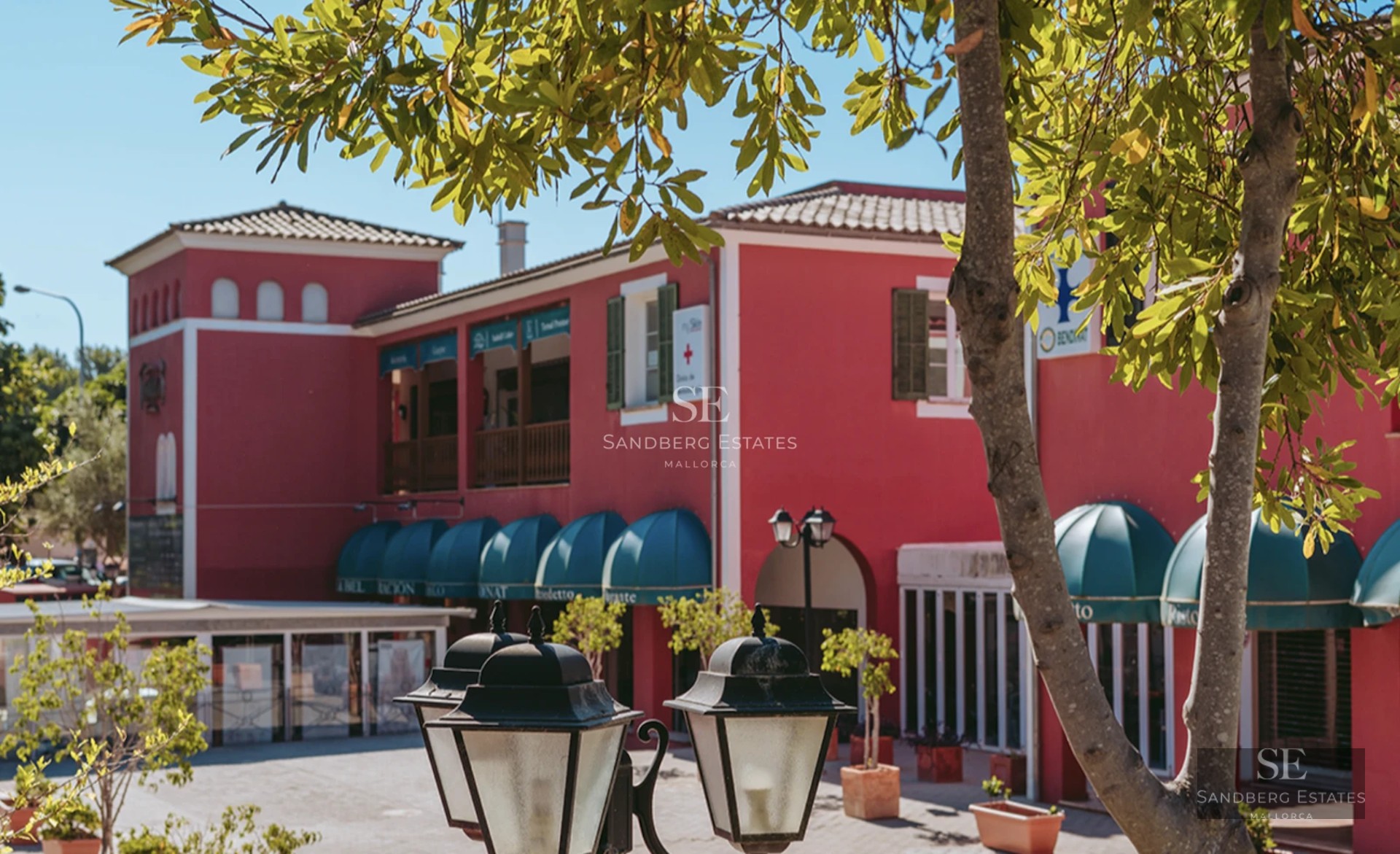 Exterior view of a modern house with an infinity pool. Minimalist design, large windows, lush garden. Luxury and comfort.