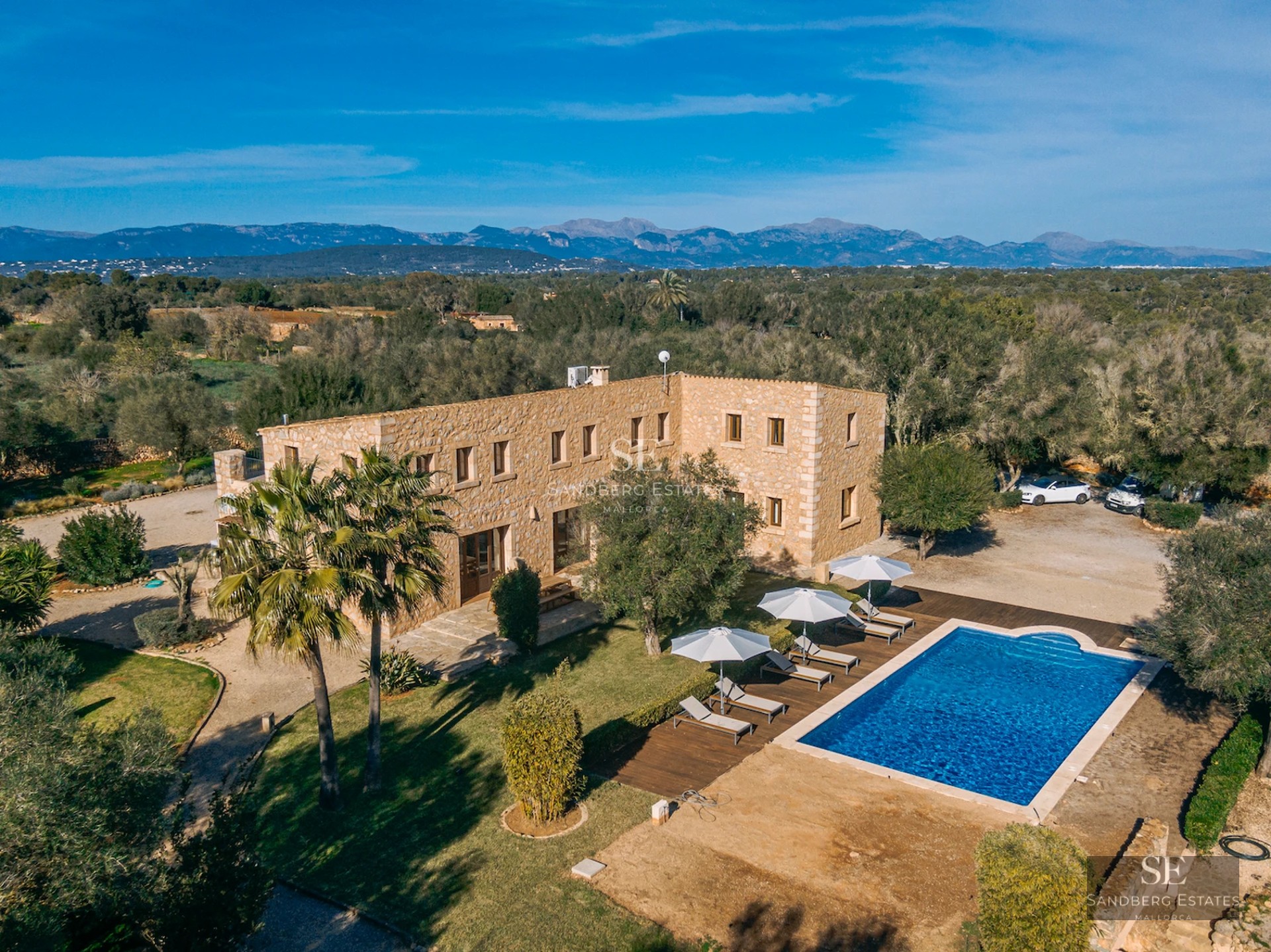 Spacious terrace with infinity pool, sea view. Modern furniture, sun loungers and umbrellas. Ideal for relaxation and entertainment.