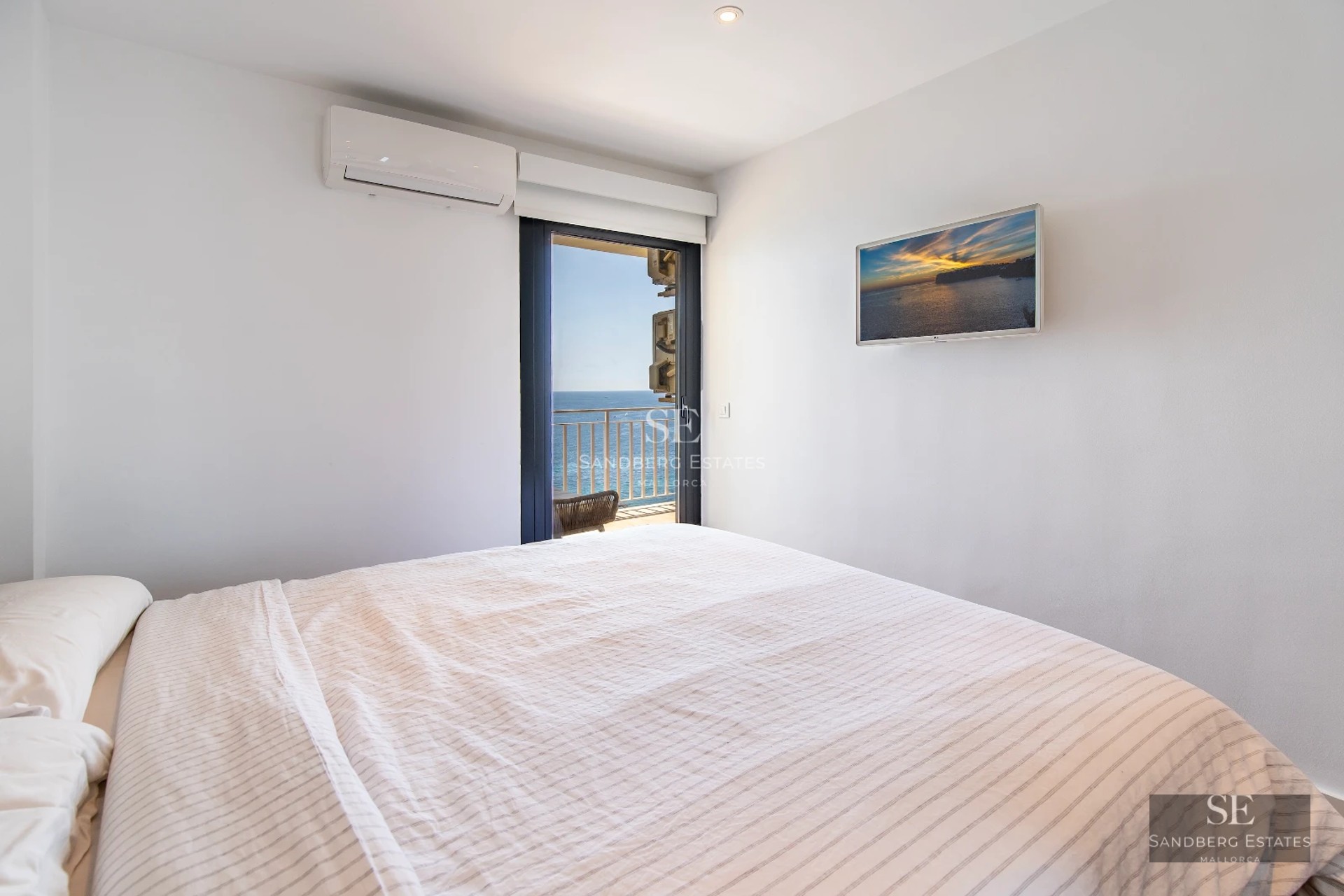 View of a modern villa with infinity pool. Lush garden and minimalist architecture. Ideal for enjoying the outdoors.