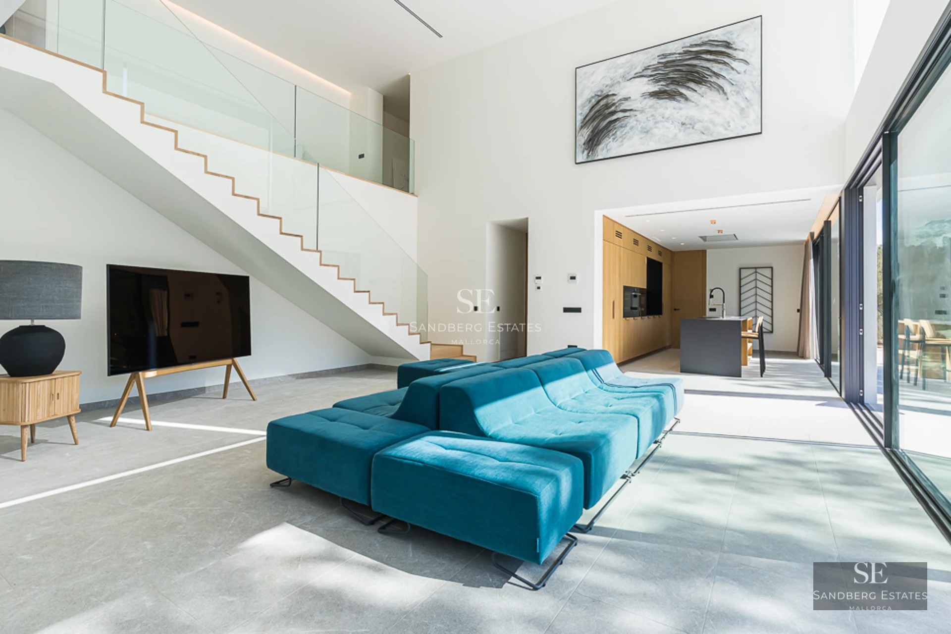 Vue piscine à débordement avec transats, parasols et jardins luxuriants. Design moderne avec éclairage d'ambiance.