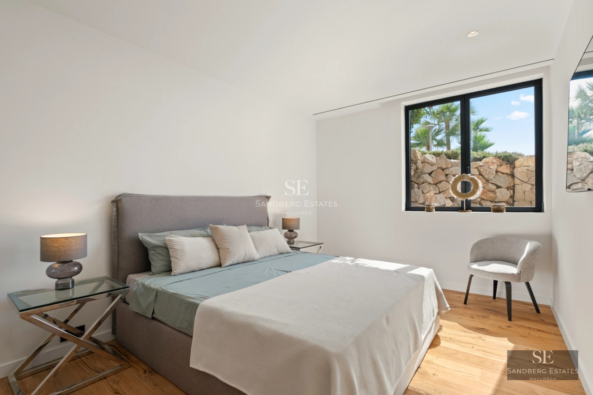 Exterior view of a modern house with infinity pool. Minimalist architecture, large windows and well-maintained garden.