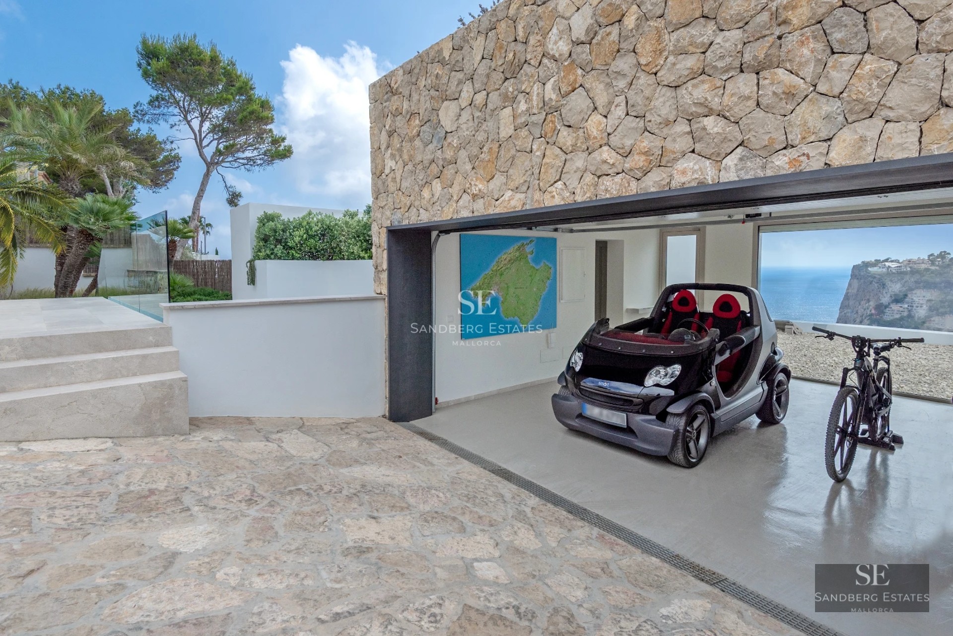 Spacious terrace with infinity pool, panoramic views. Modern design with elegant furniture and high-quality finishes.