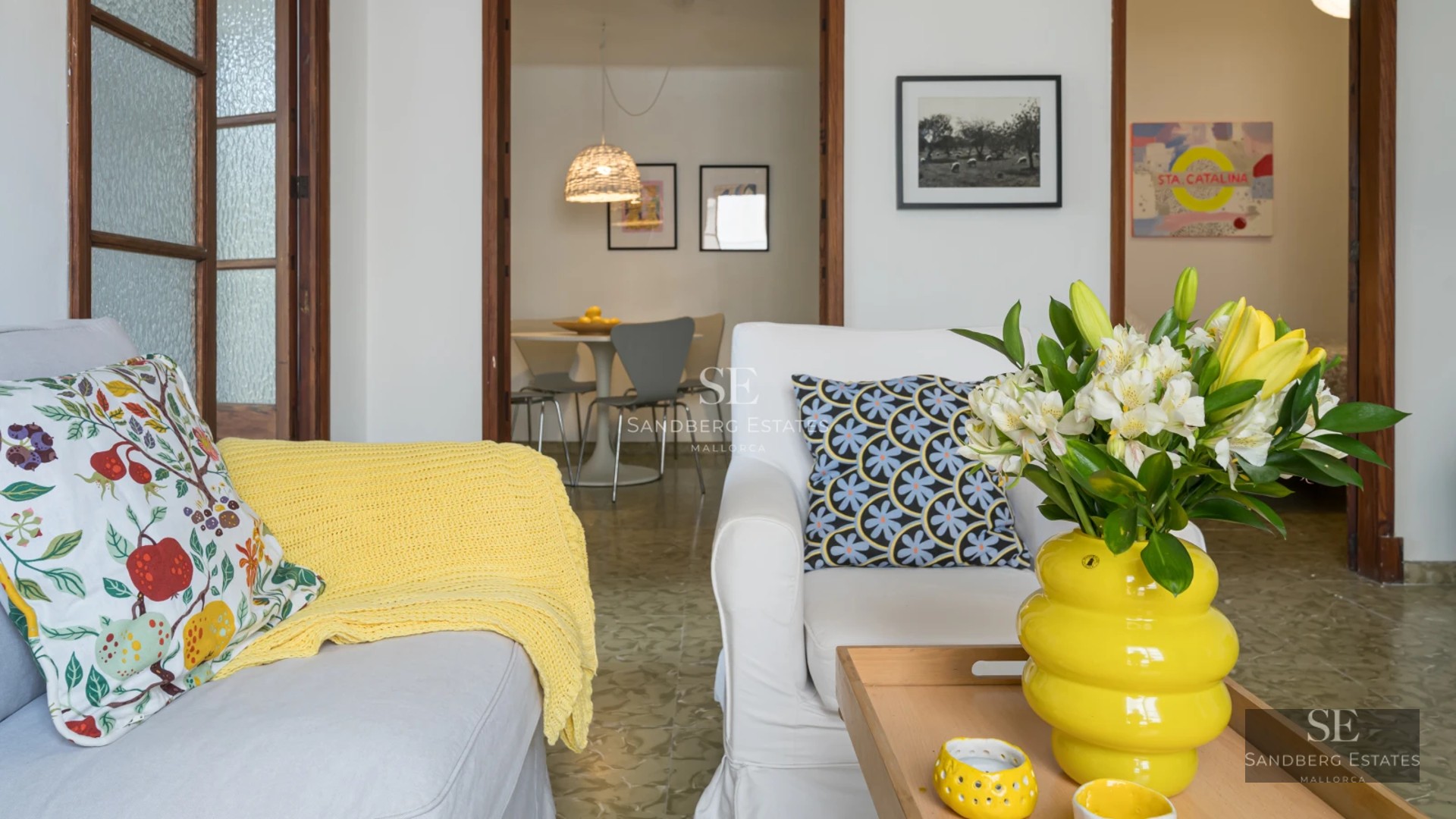 Exterior of a modern home with an infinity pool. Minimalist facade, large windows, ambient lighting, and lush vegetation.