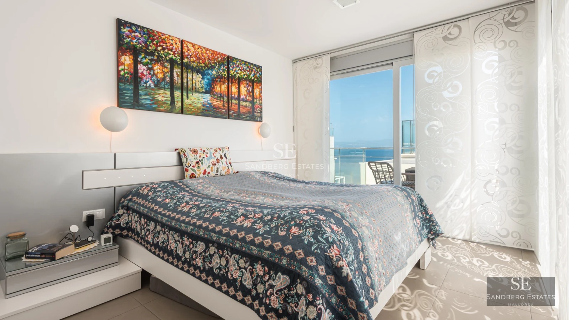 Modern villa with infinity pool, sun loungers, garden and panoramic sea views. Sleek design and bright, open spaces.