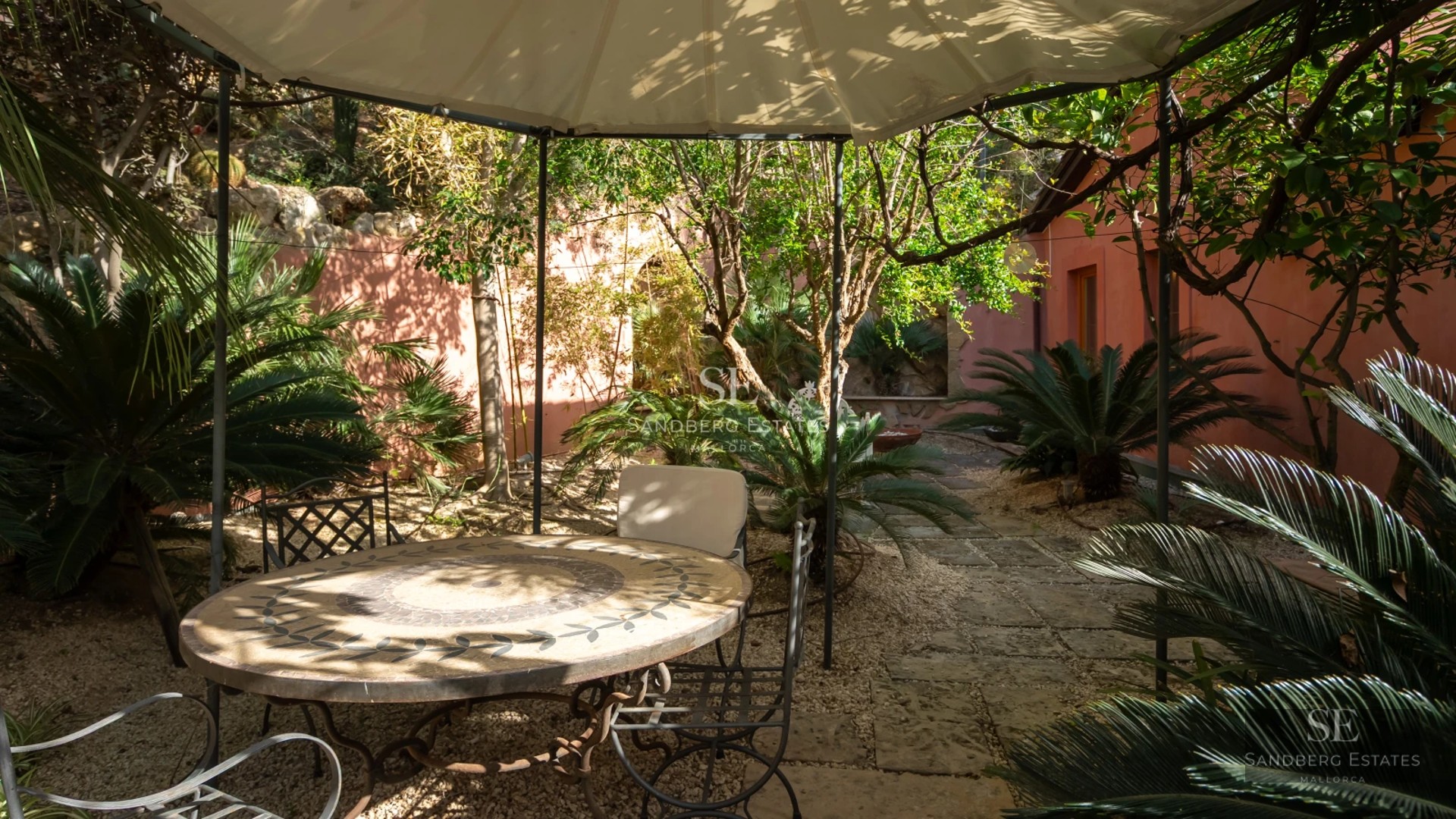 View of a modern villa featuring an infinity pool, sun loungers and lush garden. Minimalist architecture, luxury finishes, and abundant natural light.