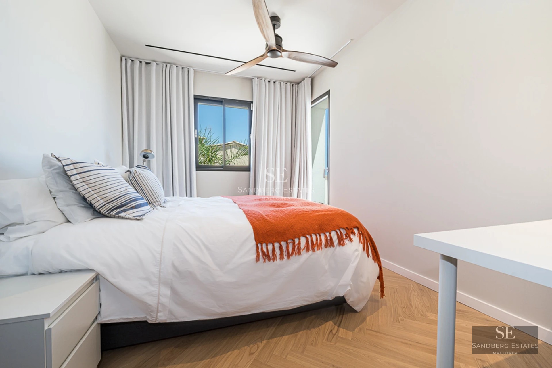 Penthouse moderne avec grandes baies vitrées, terrasse avec piscine et vues spectaculaires. Design minimaliste et élégant avec finitions de haute qualité.