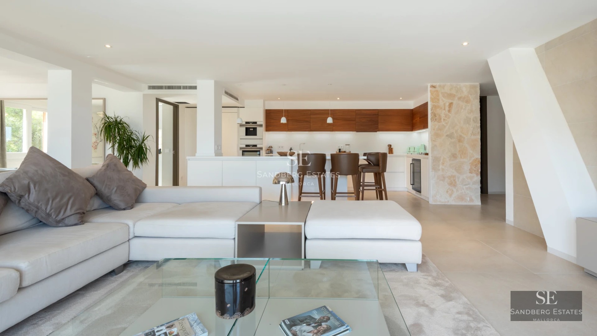 View of modern villa with pool. Minimalist white facade, large windows, impeccable lawn. Elegant and contemporary design.