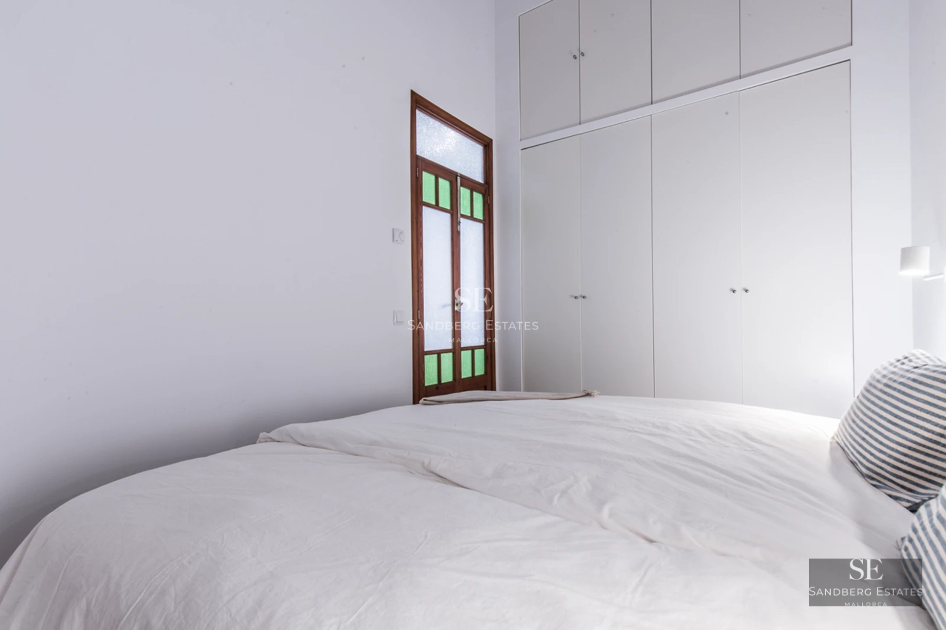 Exterior view of a modern villa with infinity pool, lush gardens and expansive terraces. Minimalist architecture, large windows, luxury finishes.