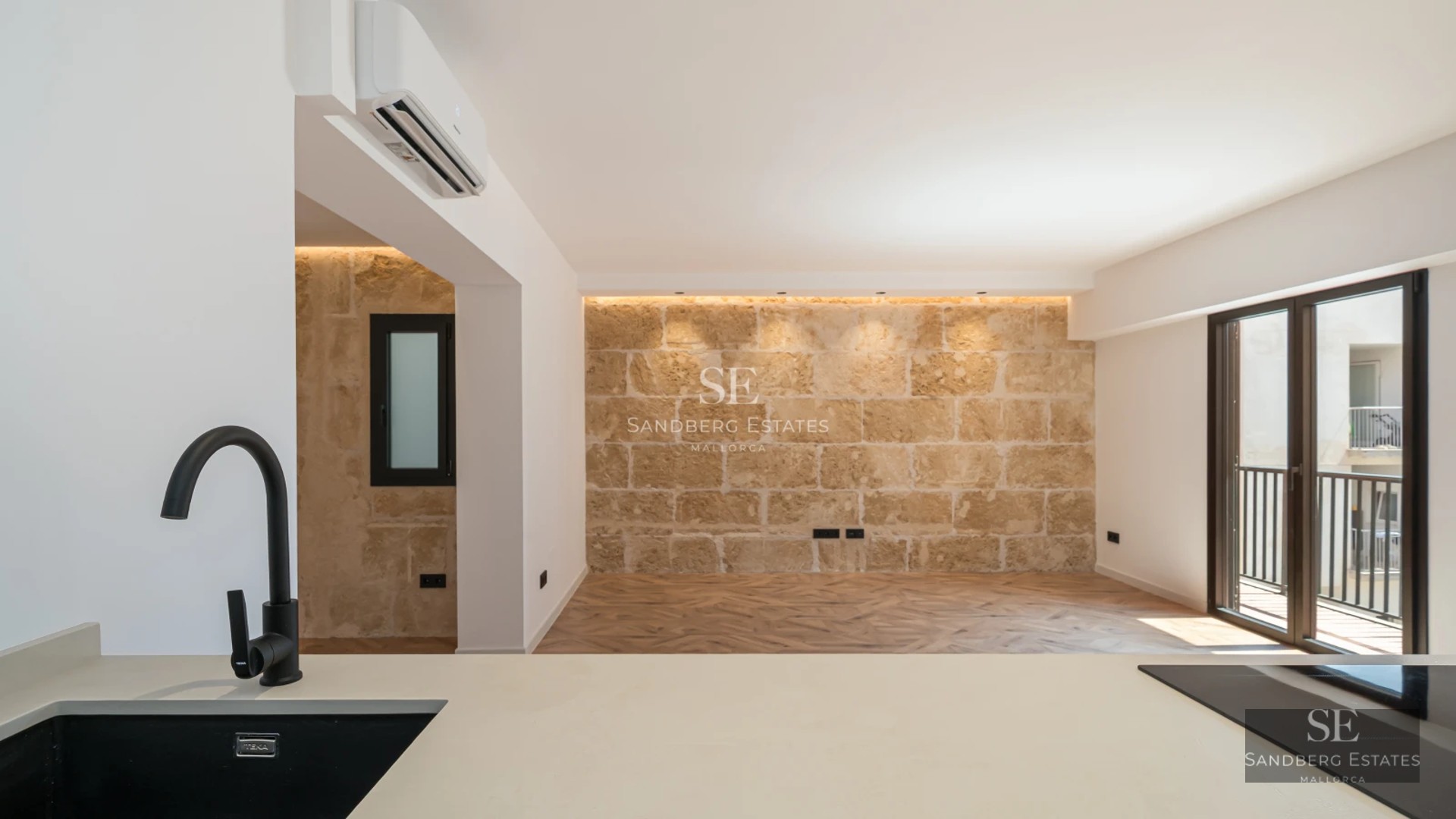 Spacious terrace with infinity pool and panoramic views. Modern design, elegant outdoor furniture, ideal for relaxation and enjoyment.