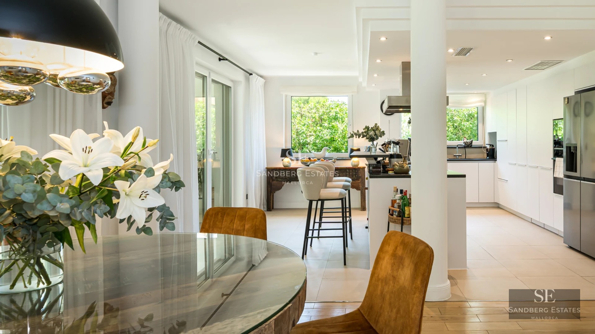 Expansive terrace with infinity pool. Panoramic views. Modern and elegant furniture. Ideal for enjoying the outdoors.