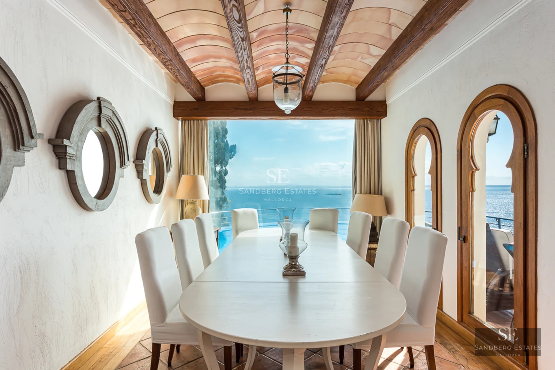 Vue extérieure d'une villa moderne avec piscine, transats et grand jardin. Design minimaliste avec de grandes fenêtres et lumière naturelle.